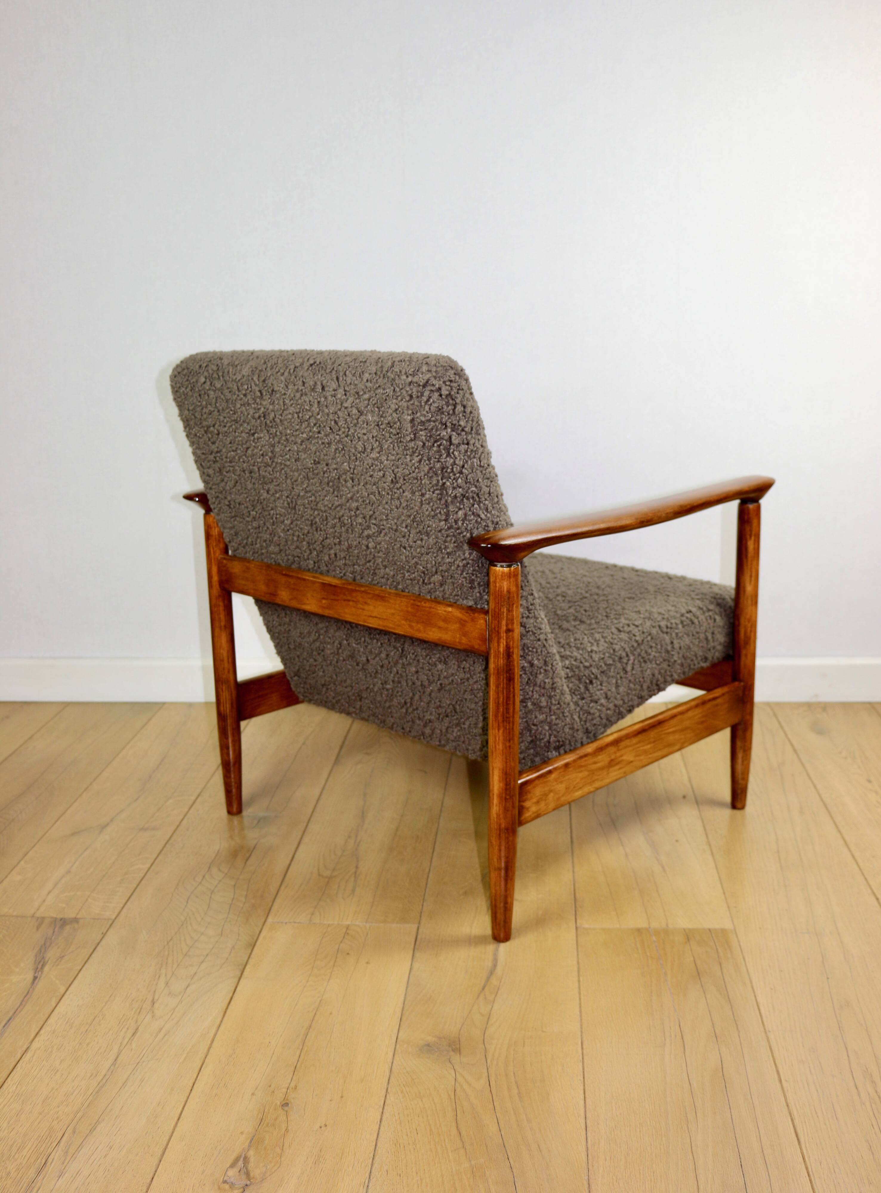 Fauteuil GFM-142, design d'Edmund Homa des années 70, bouclé épais marron chocolat - 2 pièces disponibles.