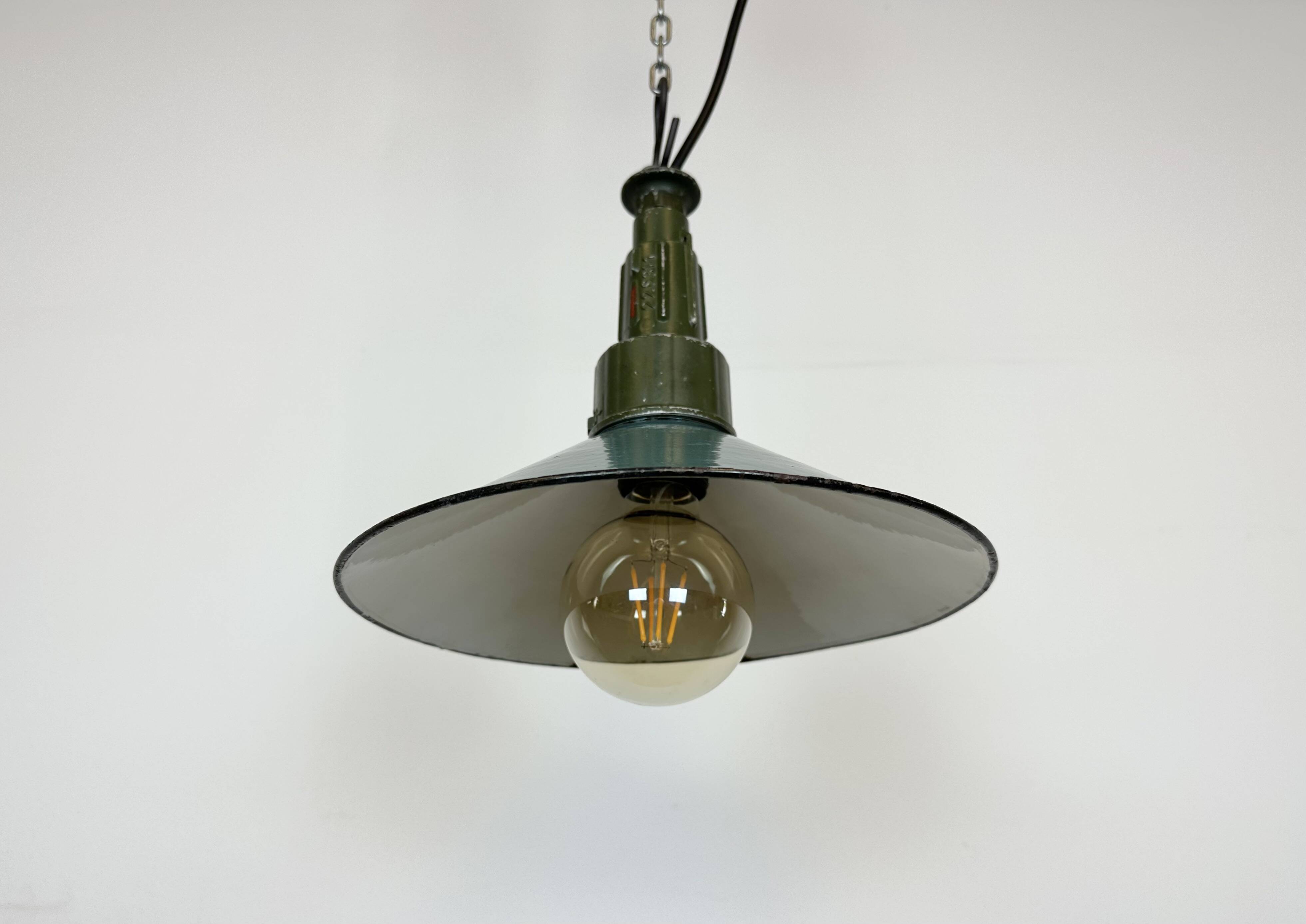 Industrial petrol enamel military pendant lamp with cast aluminium top, 1960s