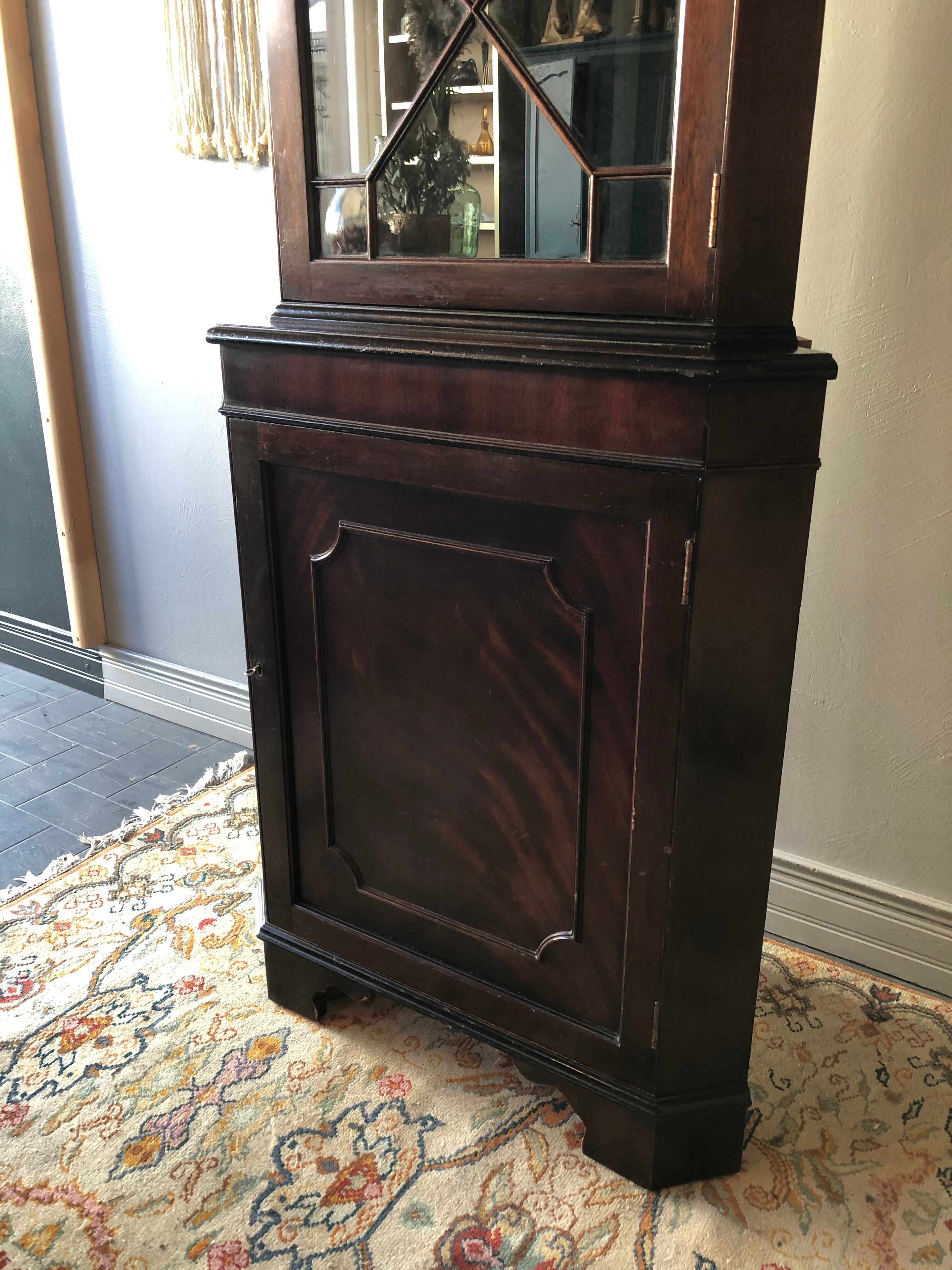 English-style corner library