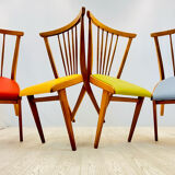 Quatre chaises colorées