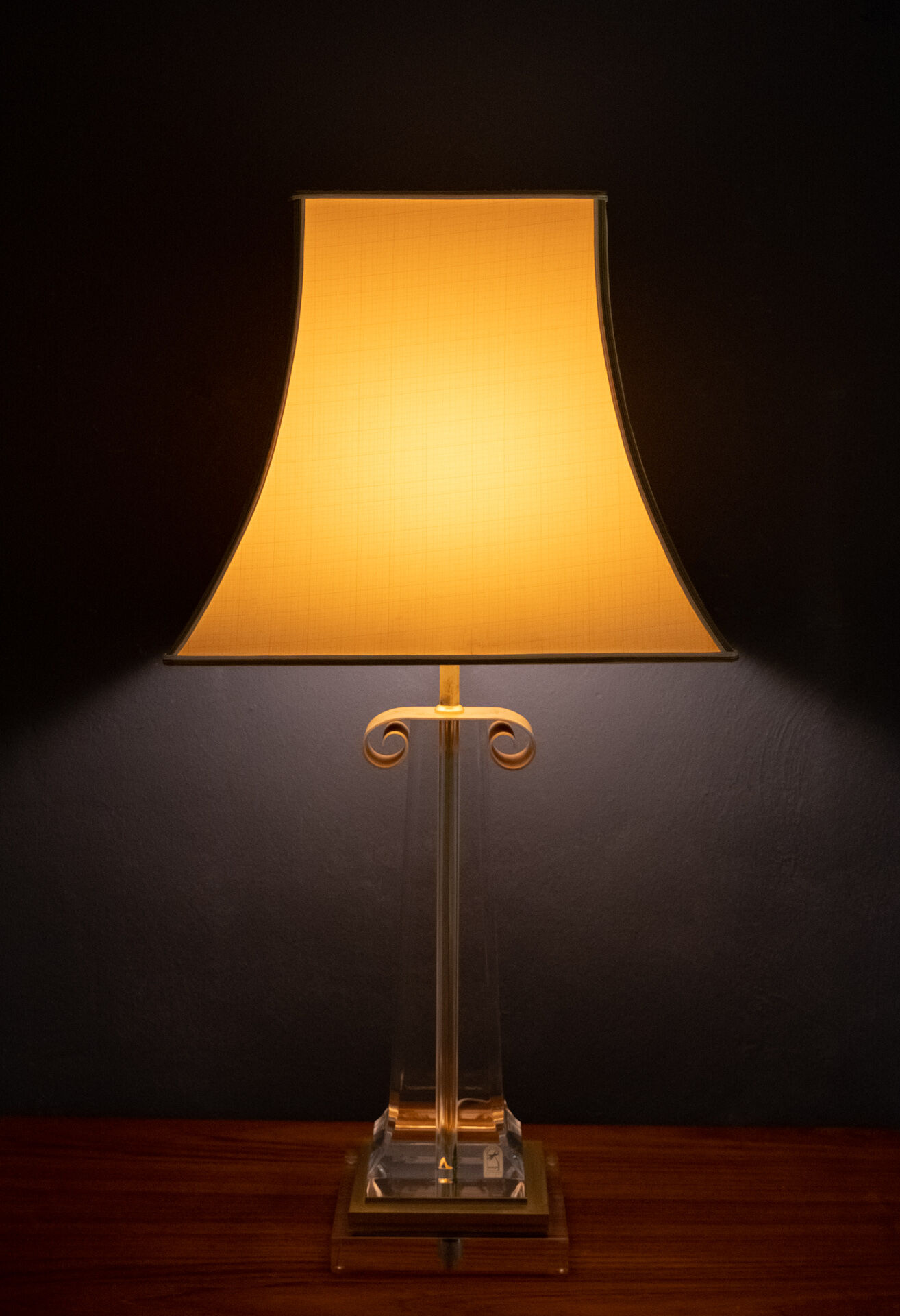 Les arcades lucite gold-plated brass table lamp