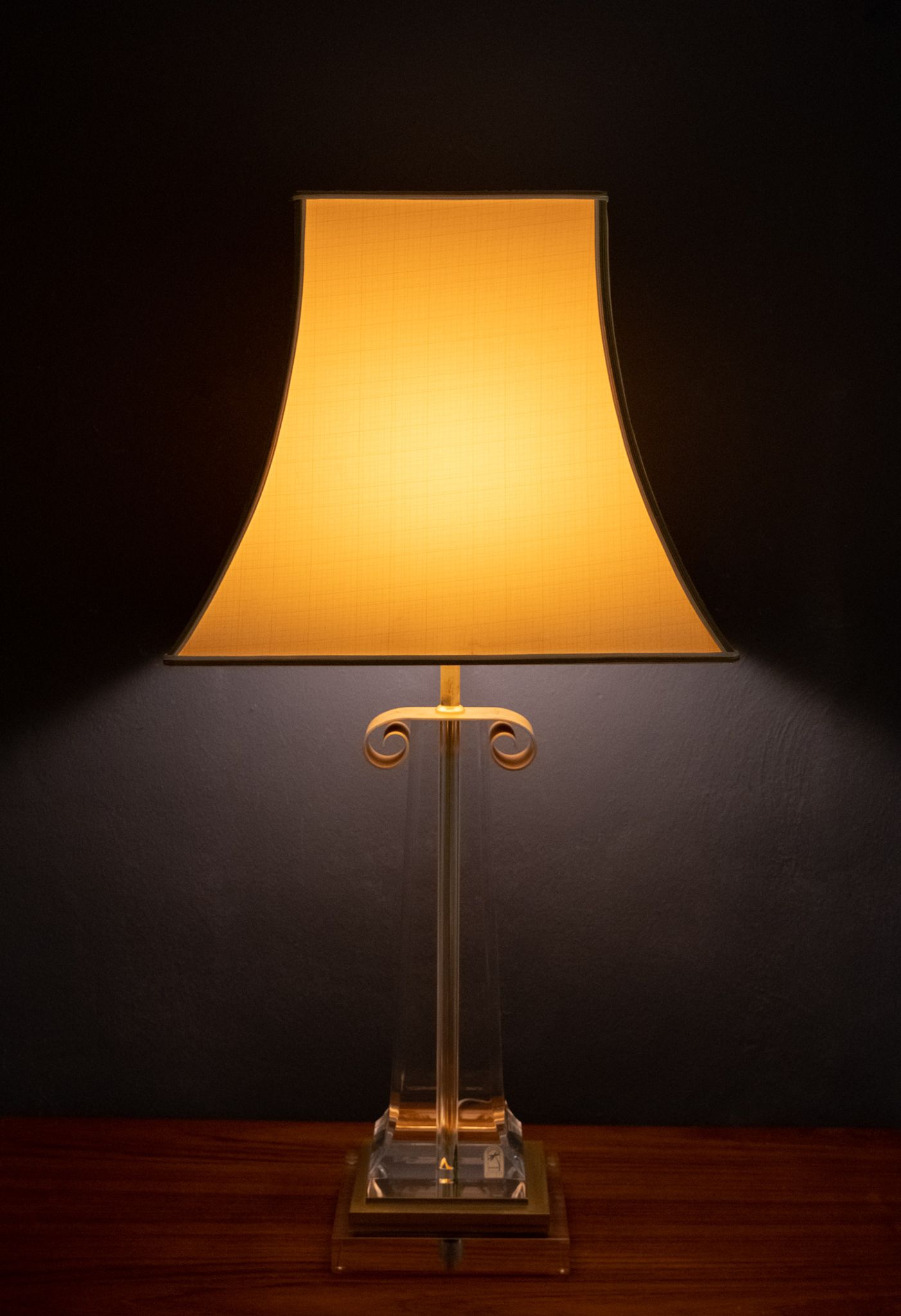 Lampe de table en laiton plaqué or Les Arcades Lucite