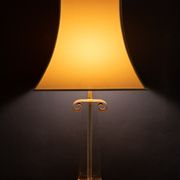 Lampe de table en laiton plaqué or Les Arcades Lucite