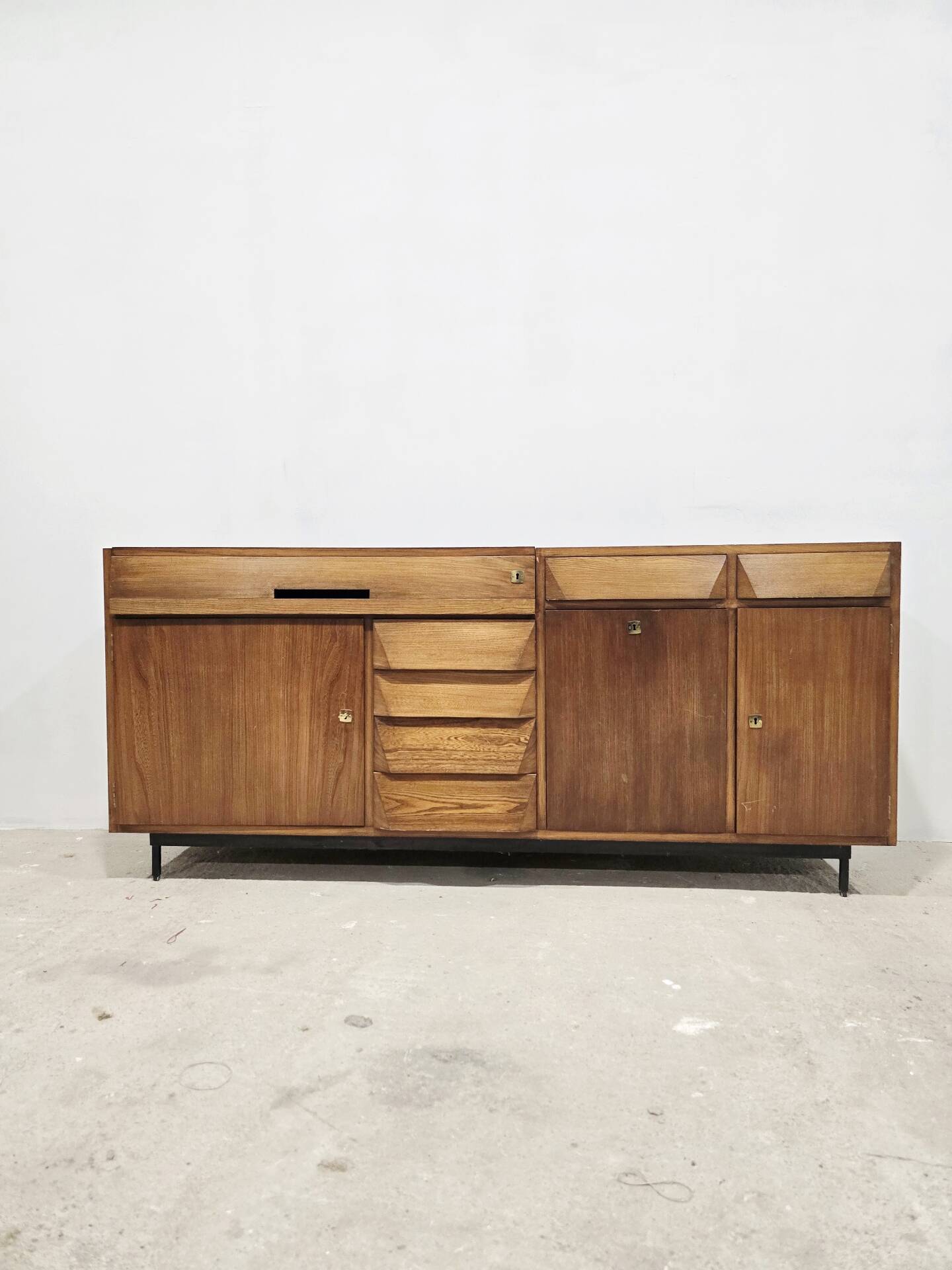 Buffet de bureau en bois dur de style mid-century avec bar, tiroirs et étagère.