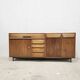 Buffet de bureau en bois dur de style mid-century avec bar, tiroirs et étagère.