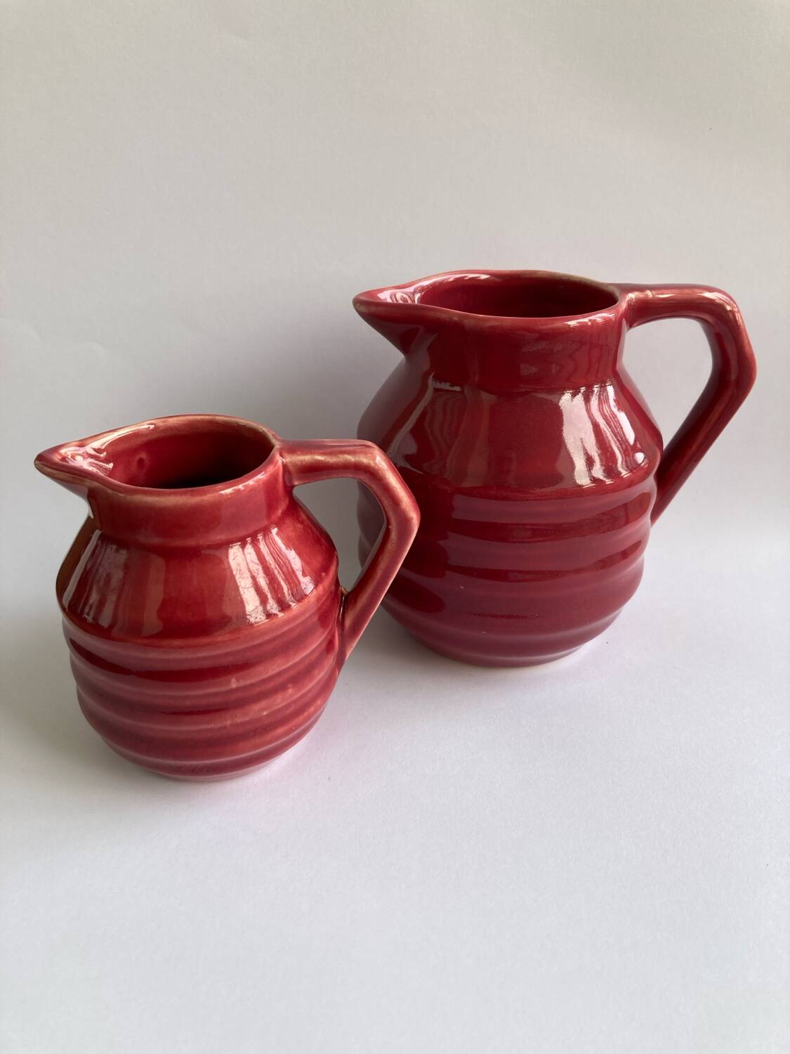2 petits pots à lait et à crème Onnaing art déco rouge