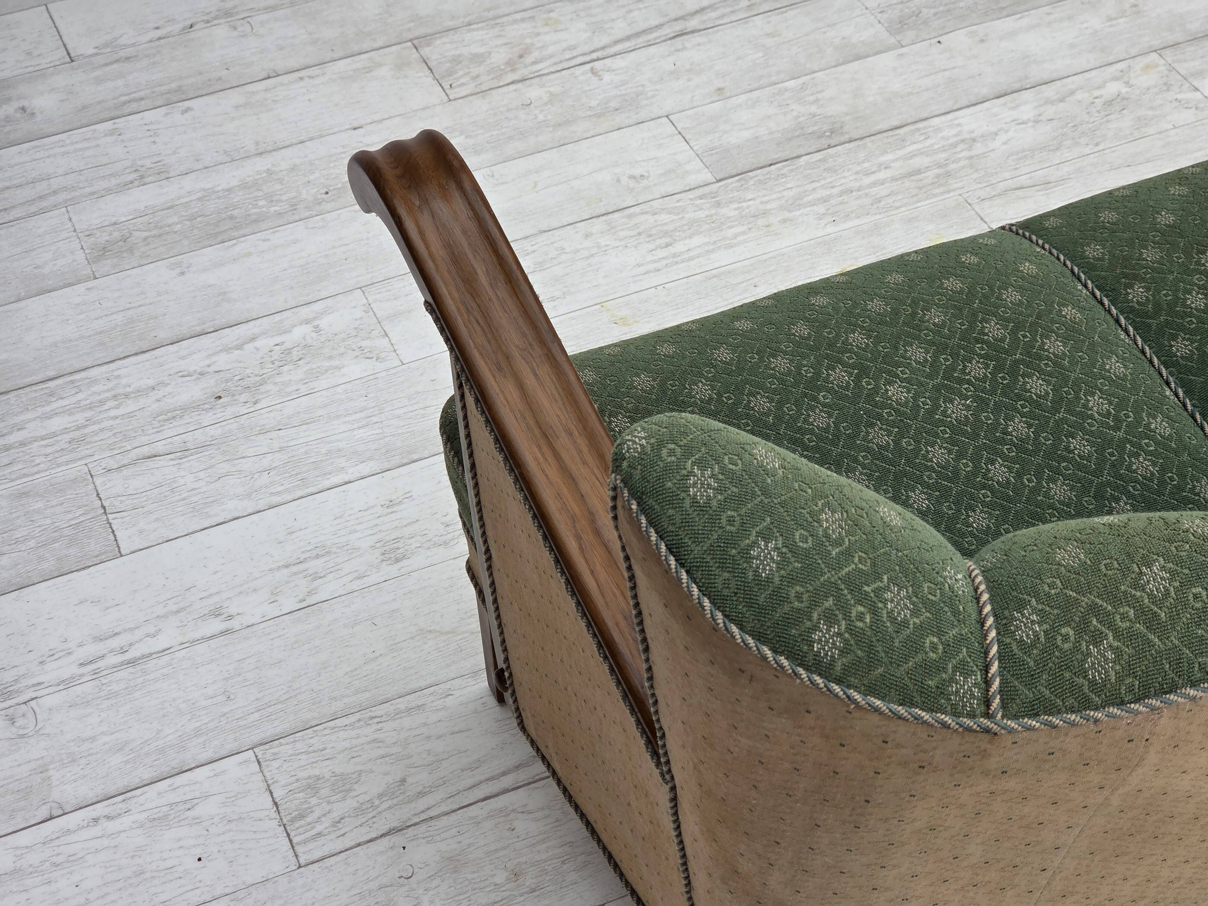 Canapé danois 3 places des années 1950, tissu en laine d'ameublement vert/beige, bois de chêne.