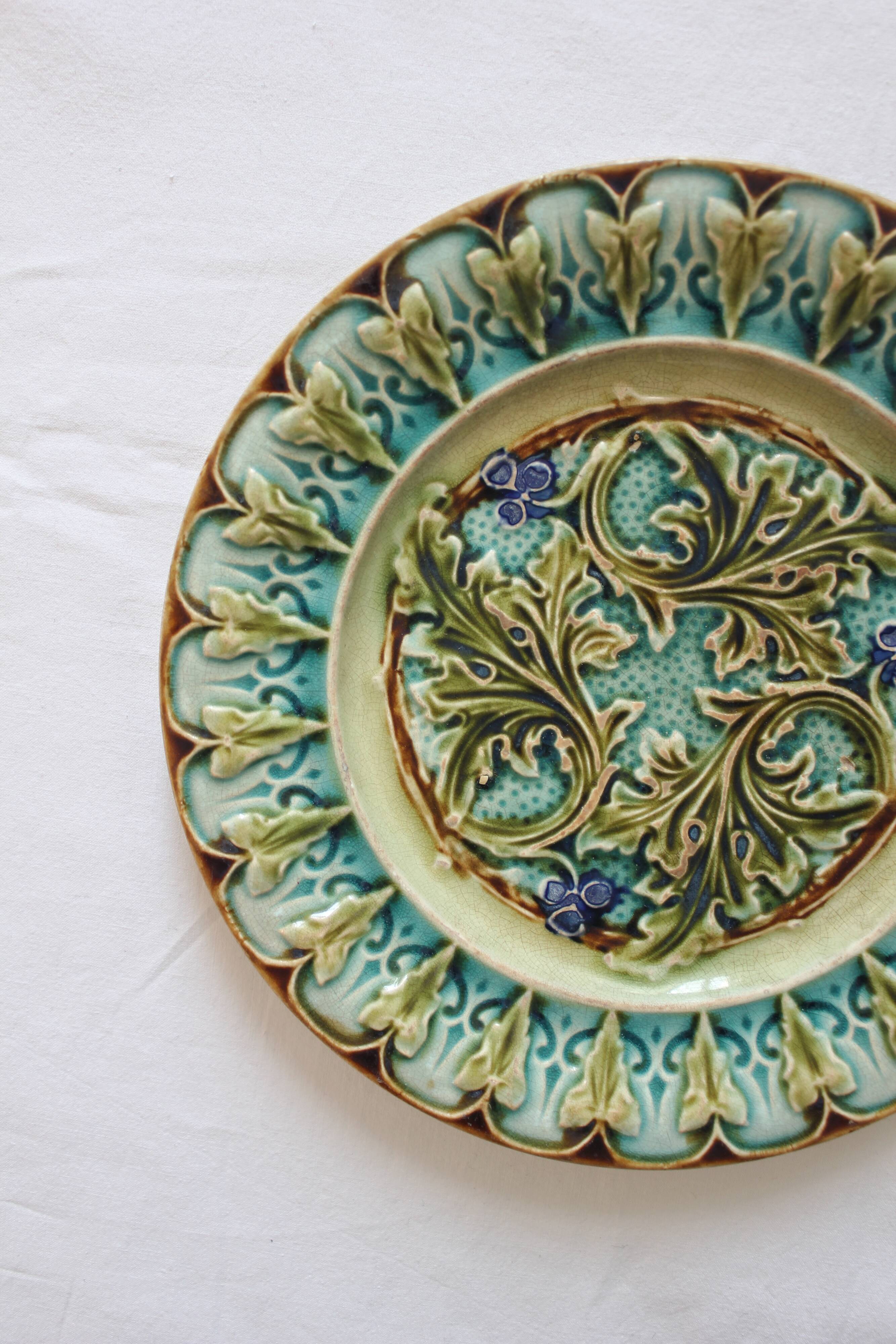 Flat plate in slurry decorated with acanthus leaves, late nineteenth