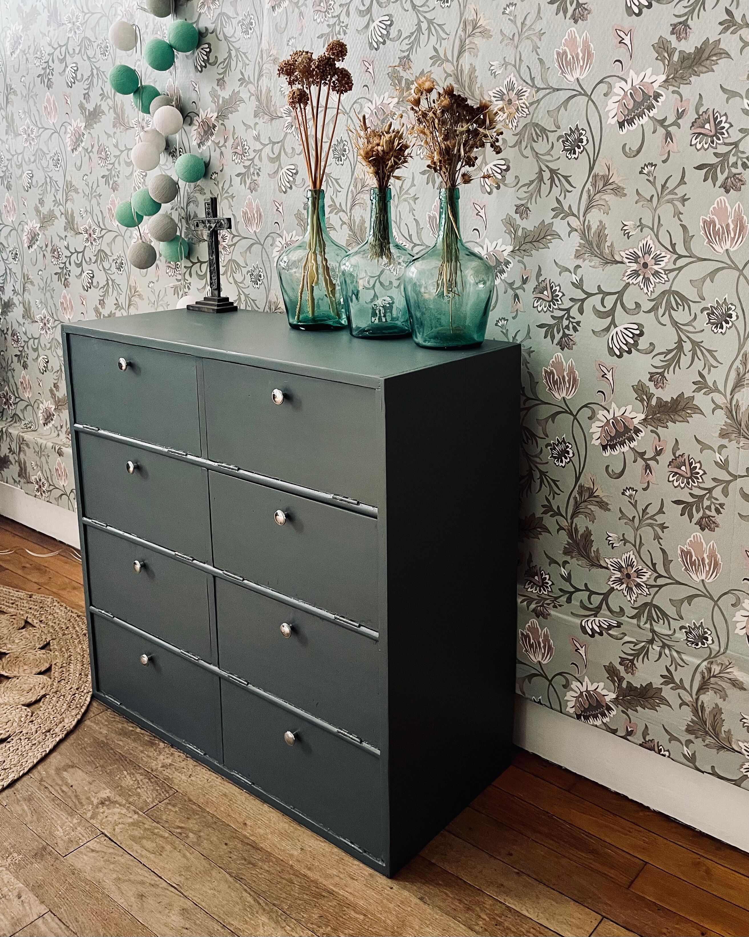 Loom furniture with clamshell lockers