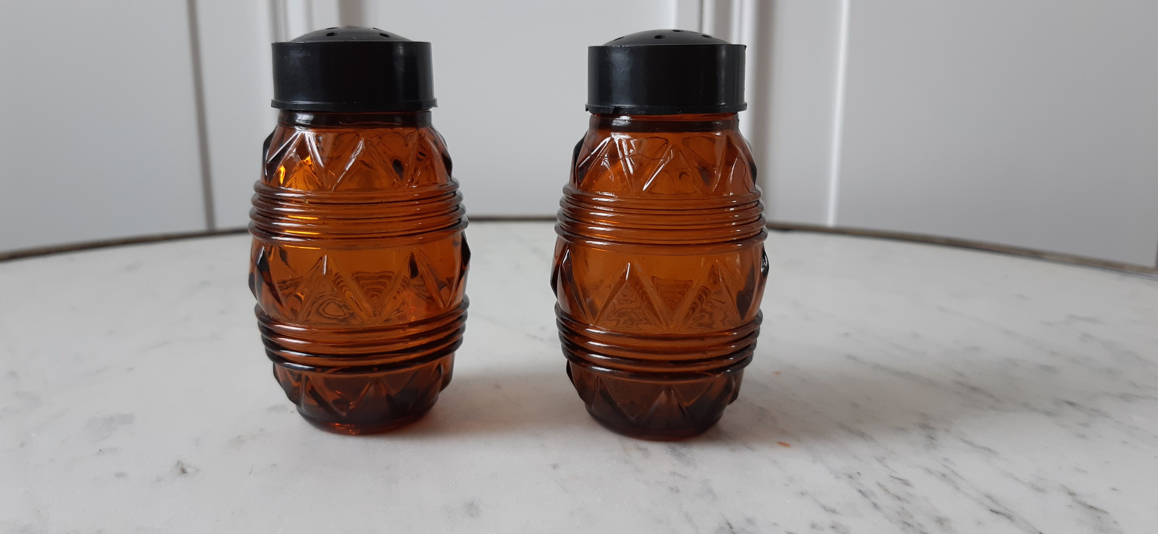 Duo of salt shaker, pepper in amber glass 70s