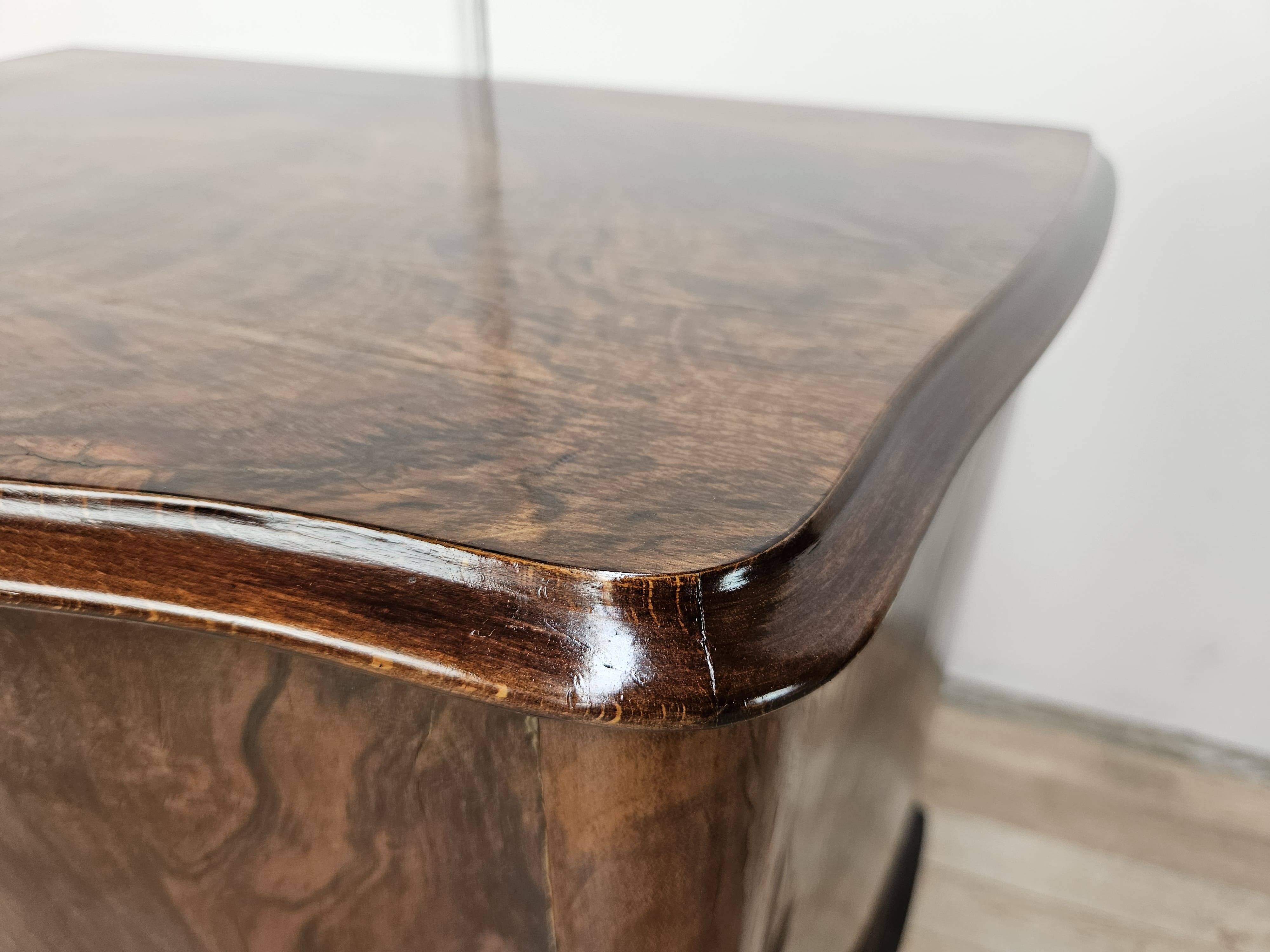 Pair of 1940s Chippendale bedside tables in walnut burl