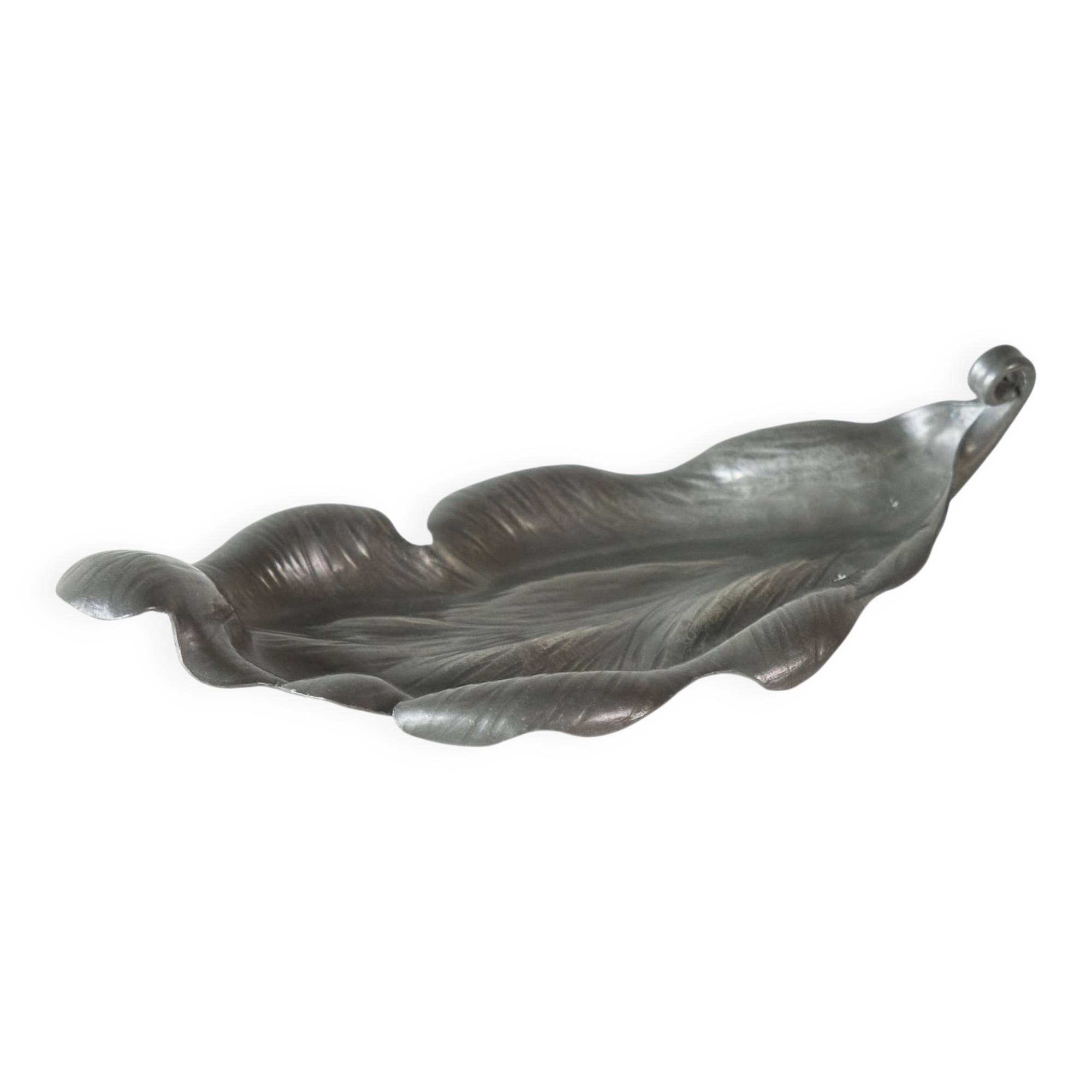 Mid-century leaf-shaped tray in tin from the 1960s.