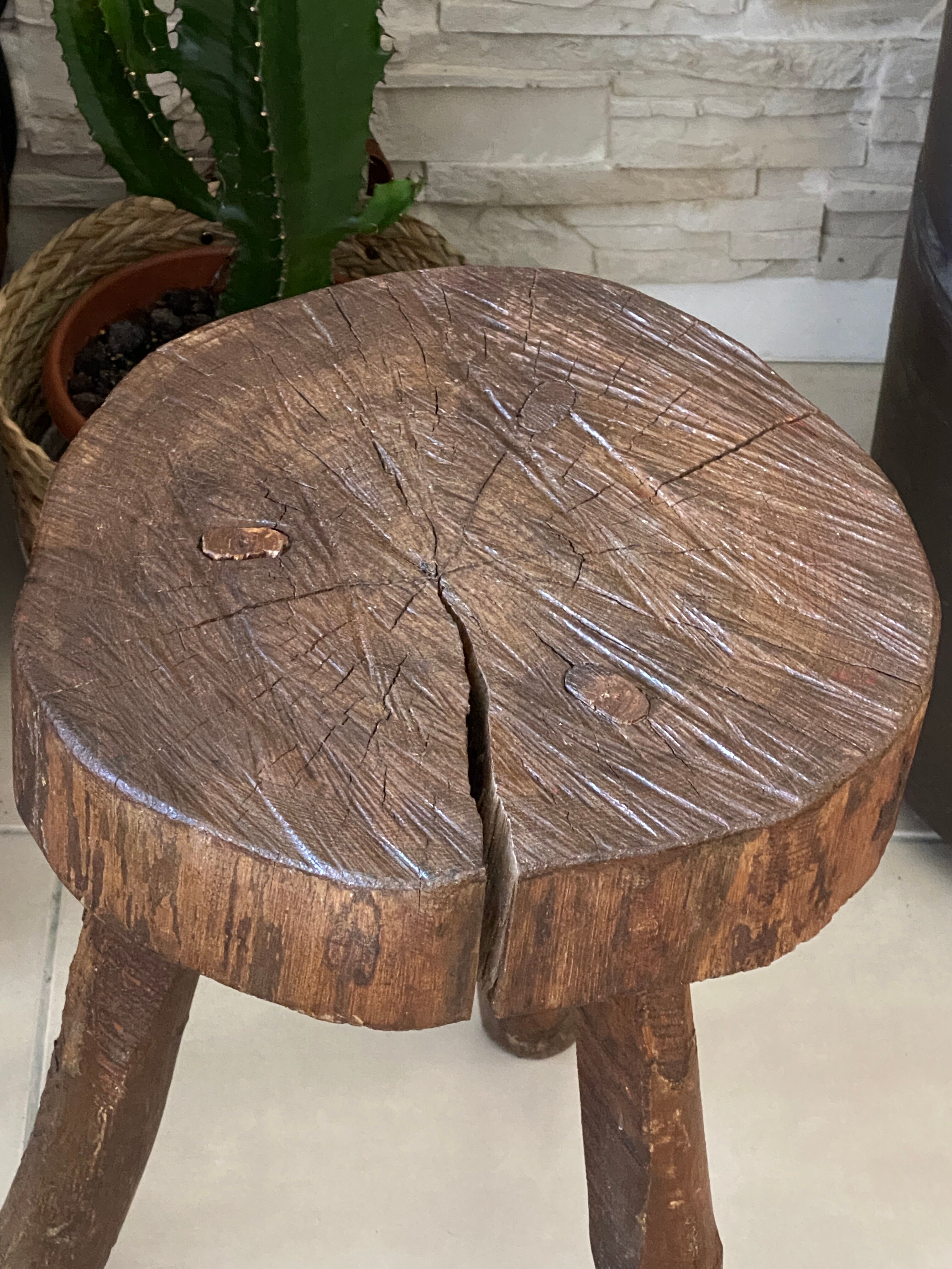 Tabouret tripode brutaliste