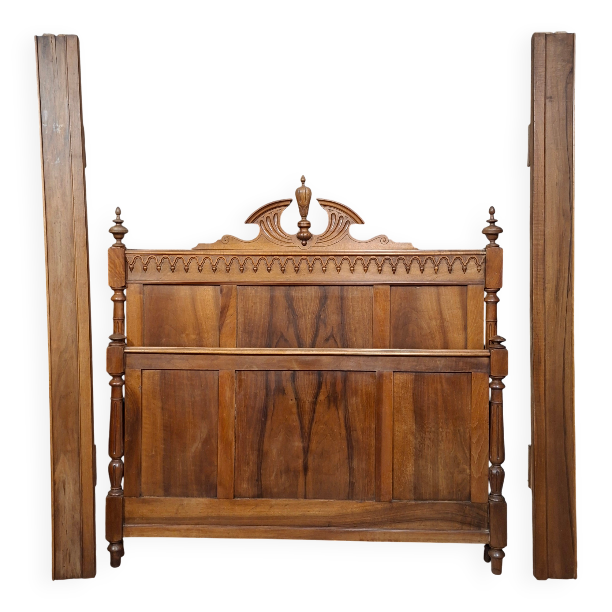 Neo-Gothic bed in solid walnut – Late 19th century