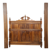 Neo-Gothic bed in solid walnut – Late 19th century