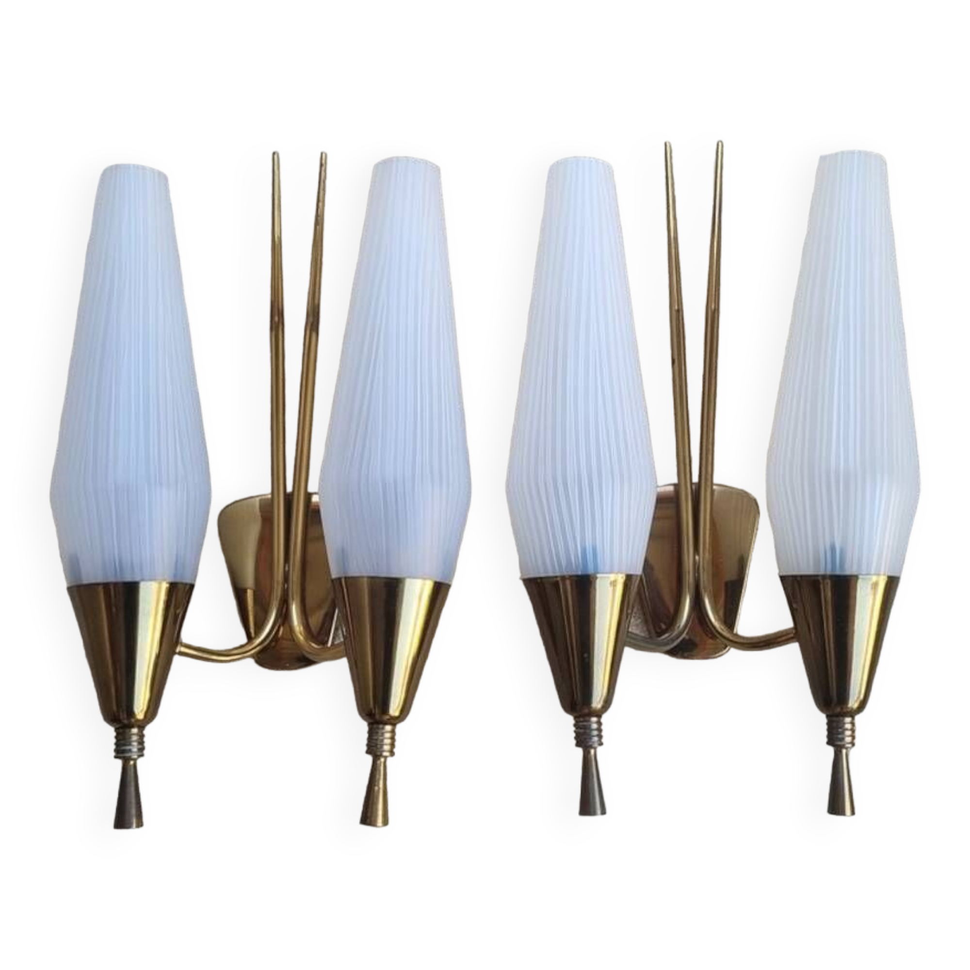 Lustre italien en verre opalin givré métal laqué et laiton, 1950