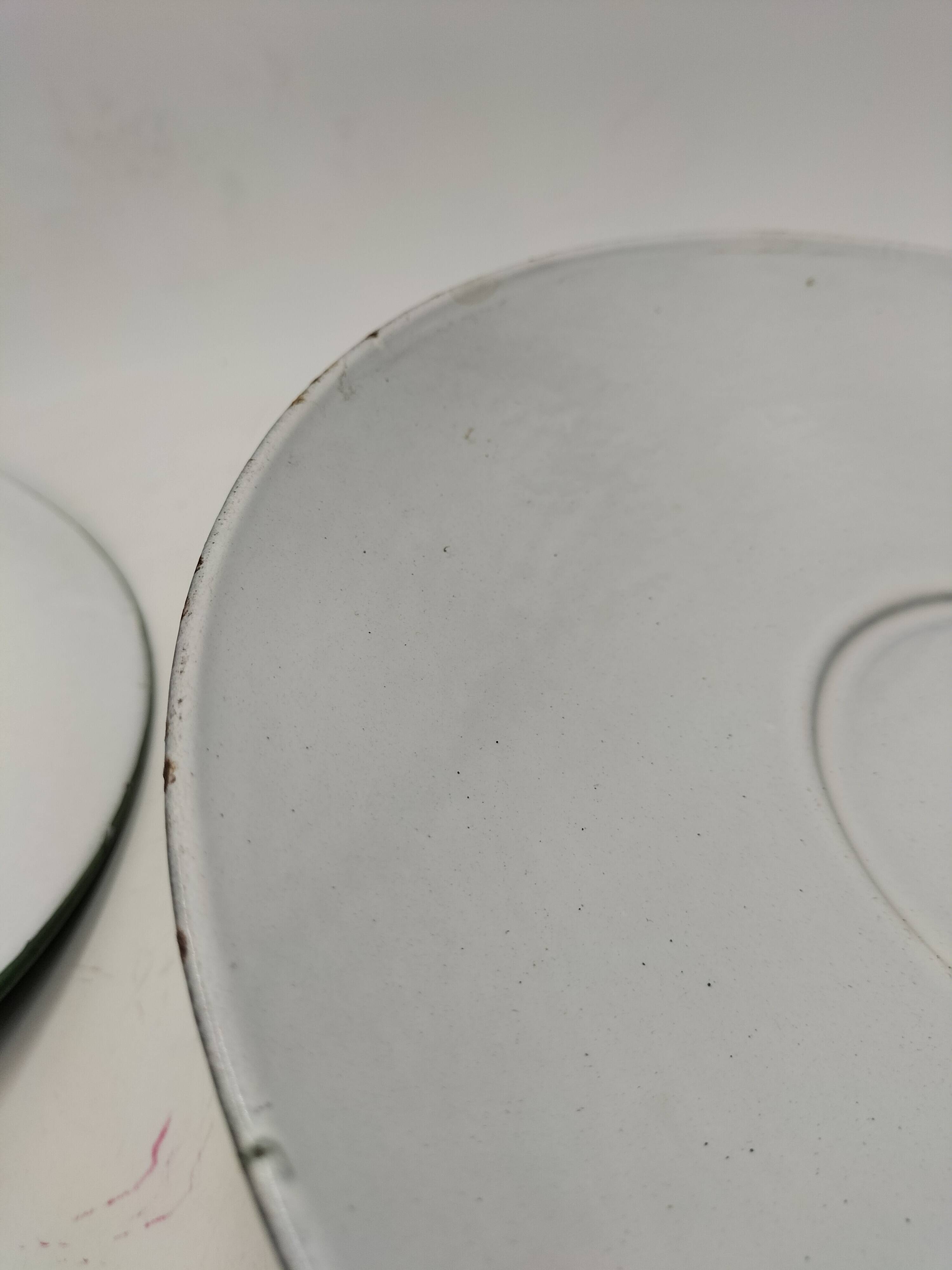 3 enamelled sheet metal suspensions