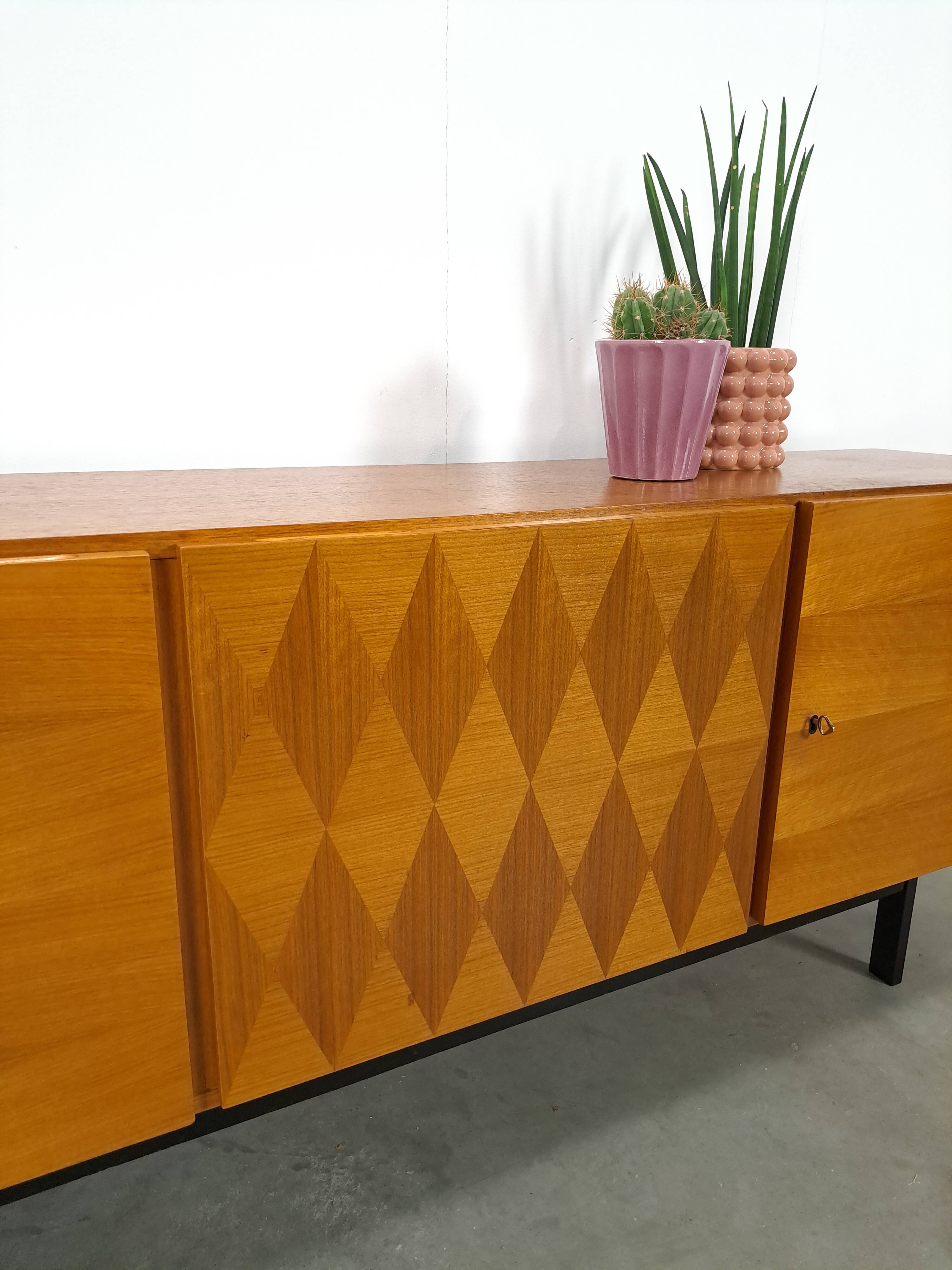 Design dressoir Musterring met zwarte stalen poten, sideboard
