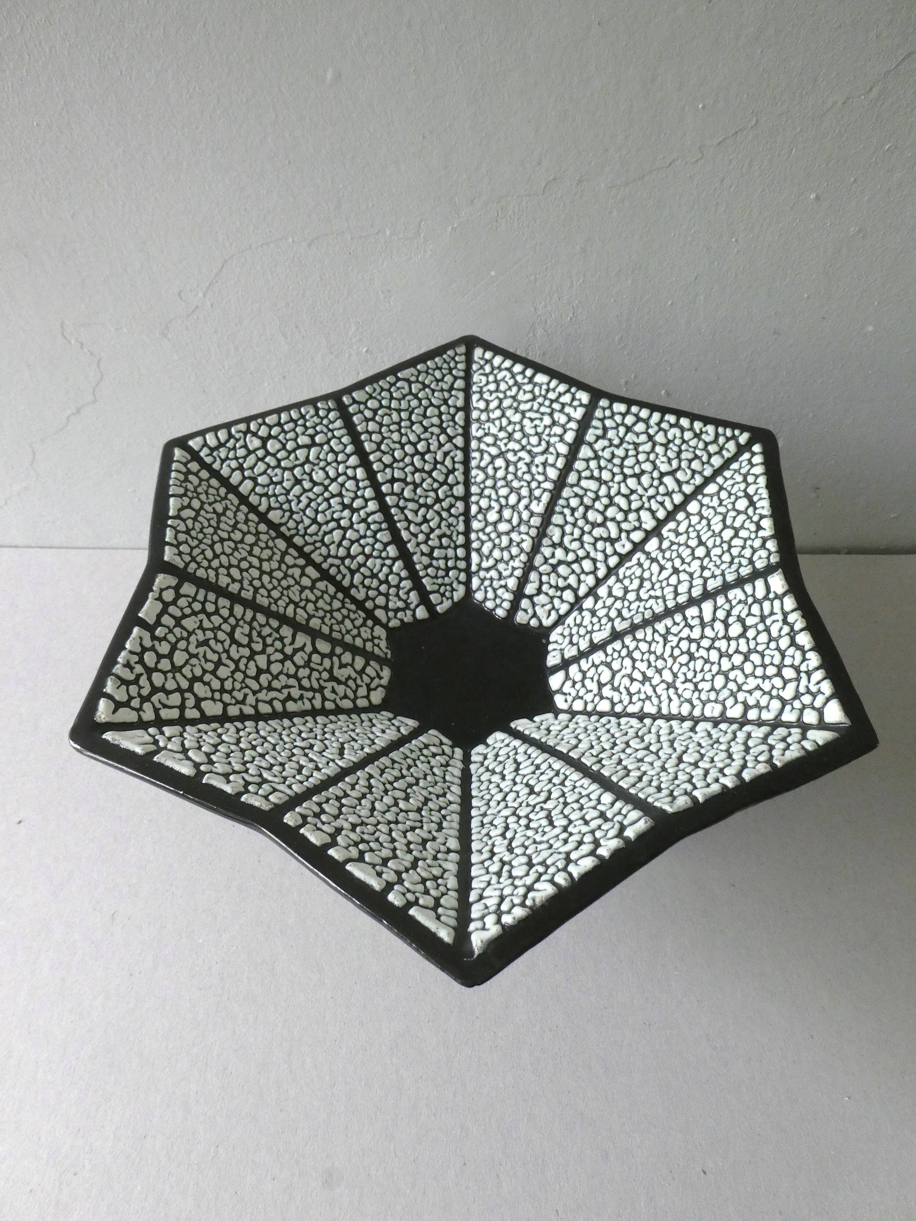 Coupe Art Deco en céramique noire et crispée, France, Saint Clément