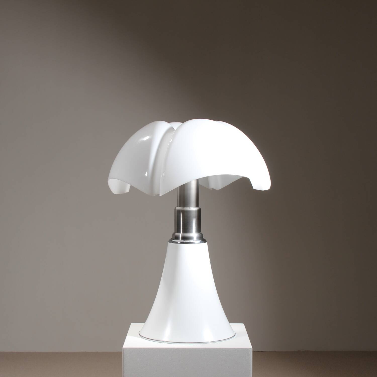 Lampe 'Pipistrello 620' par Gae Aulenti pour Martinelli Luce, Italie