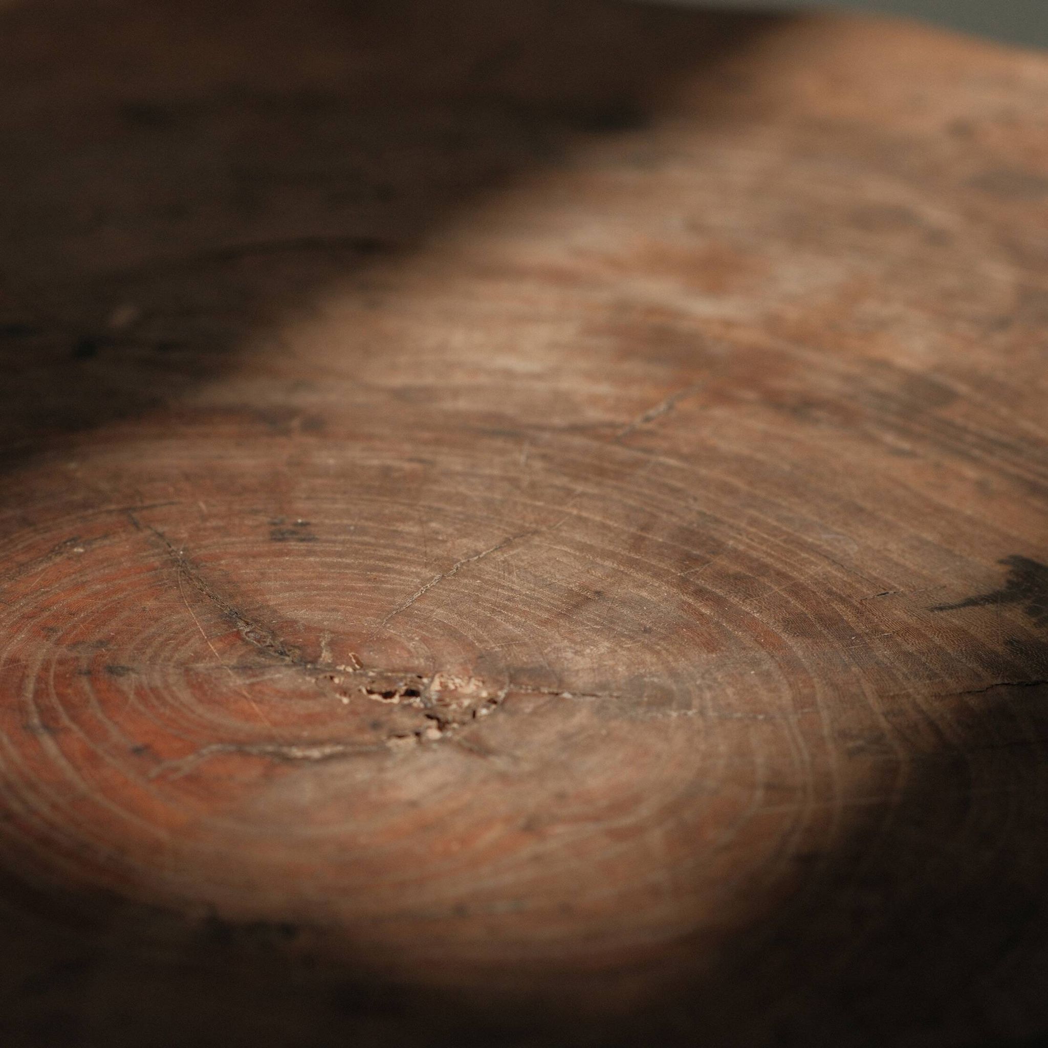 Table basse brutaliste avec tabourets