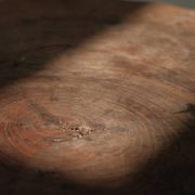 Table basse brutaliste avec tabourets