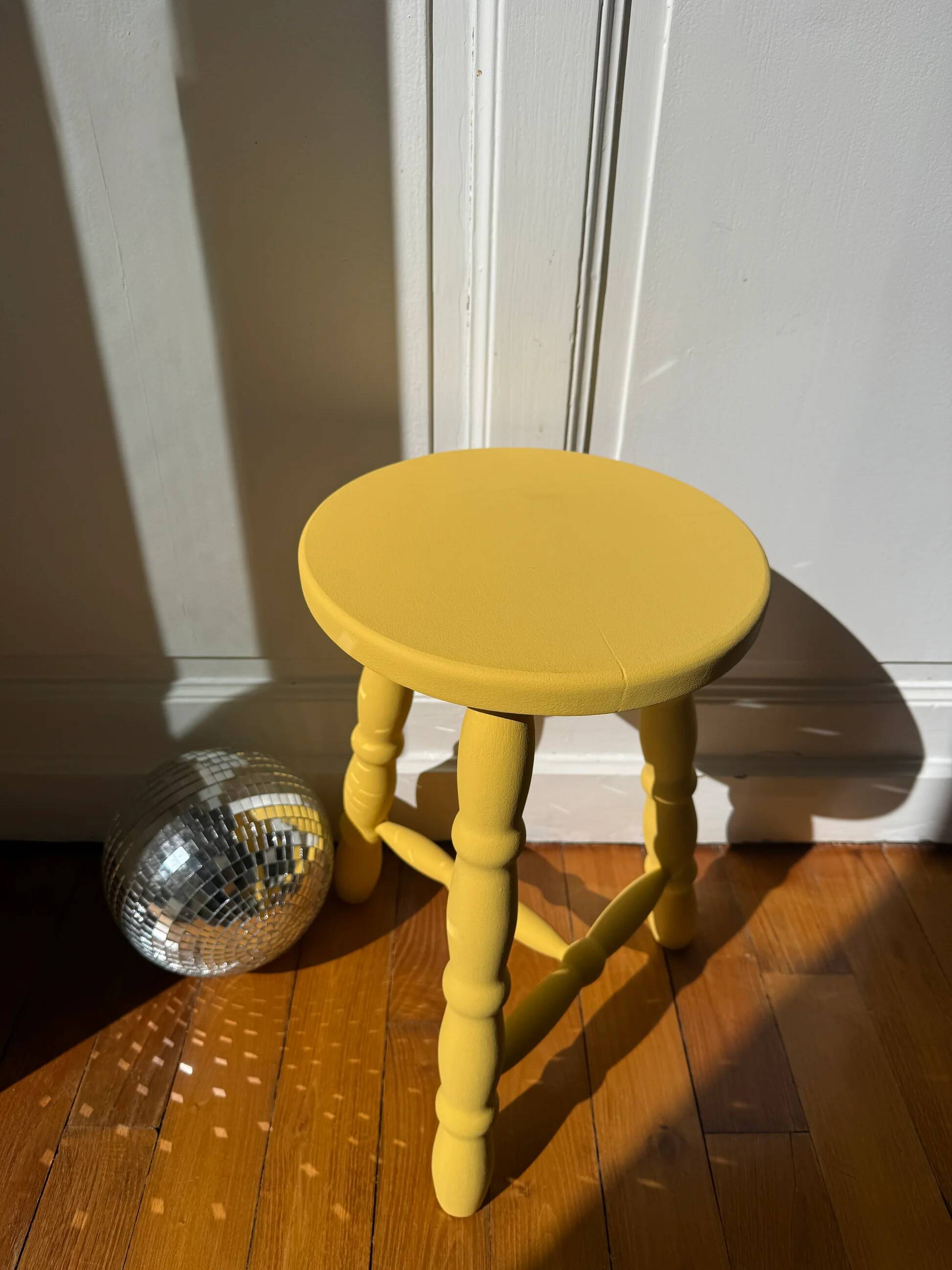 Tabouret haut en bois jaune