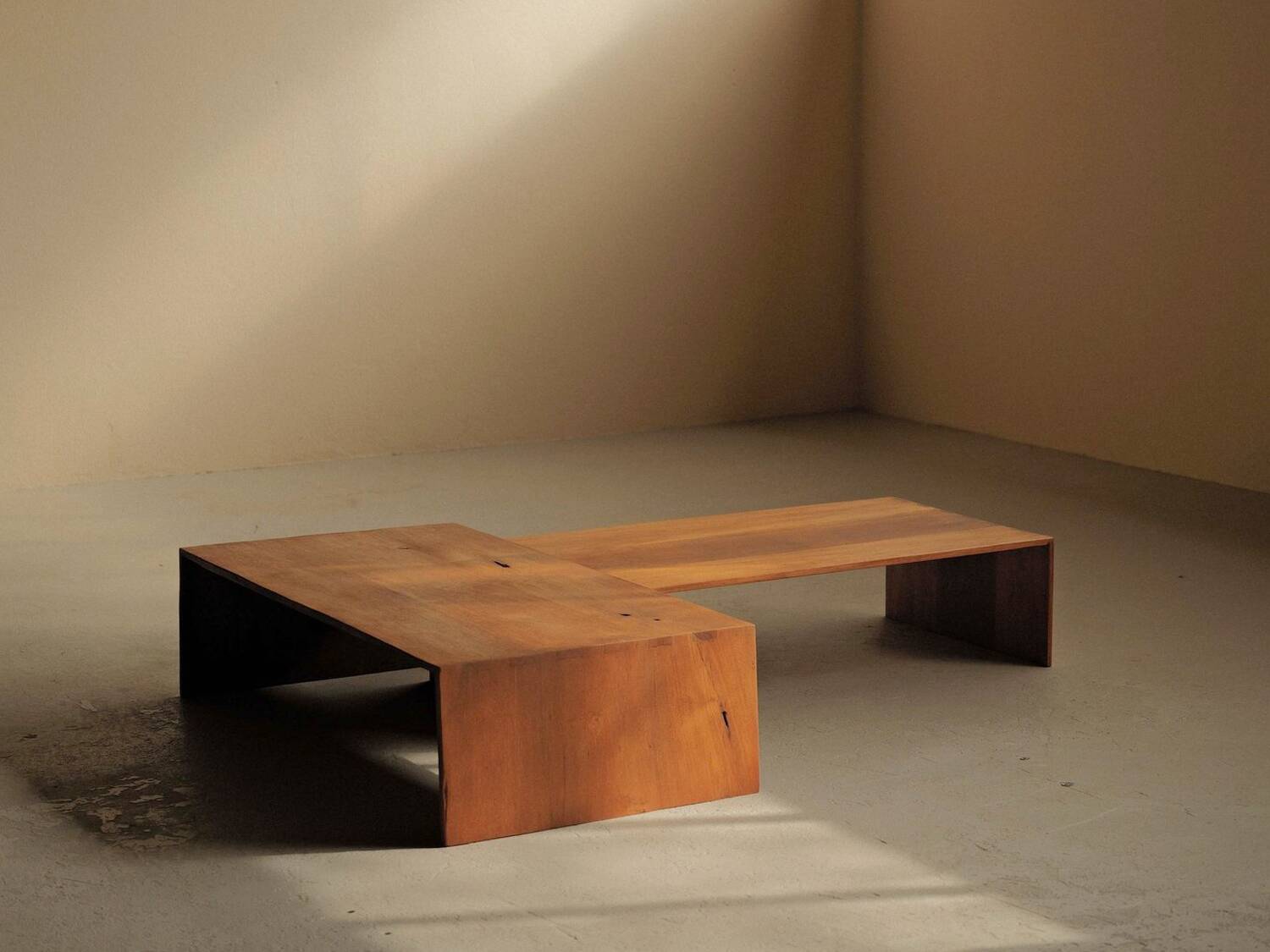 Pair of nesting coffee tables in solid wood, around 1980.