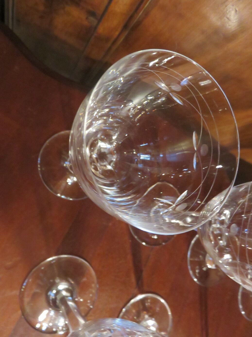 Suite of 8 crystal wine glasses
