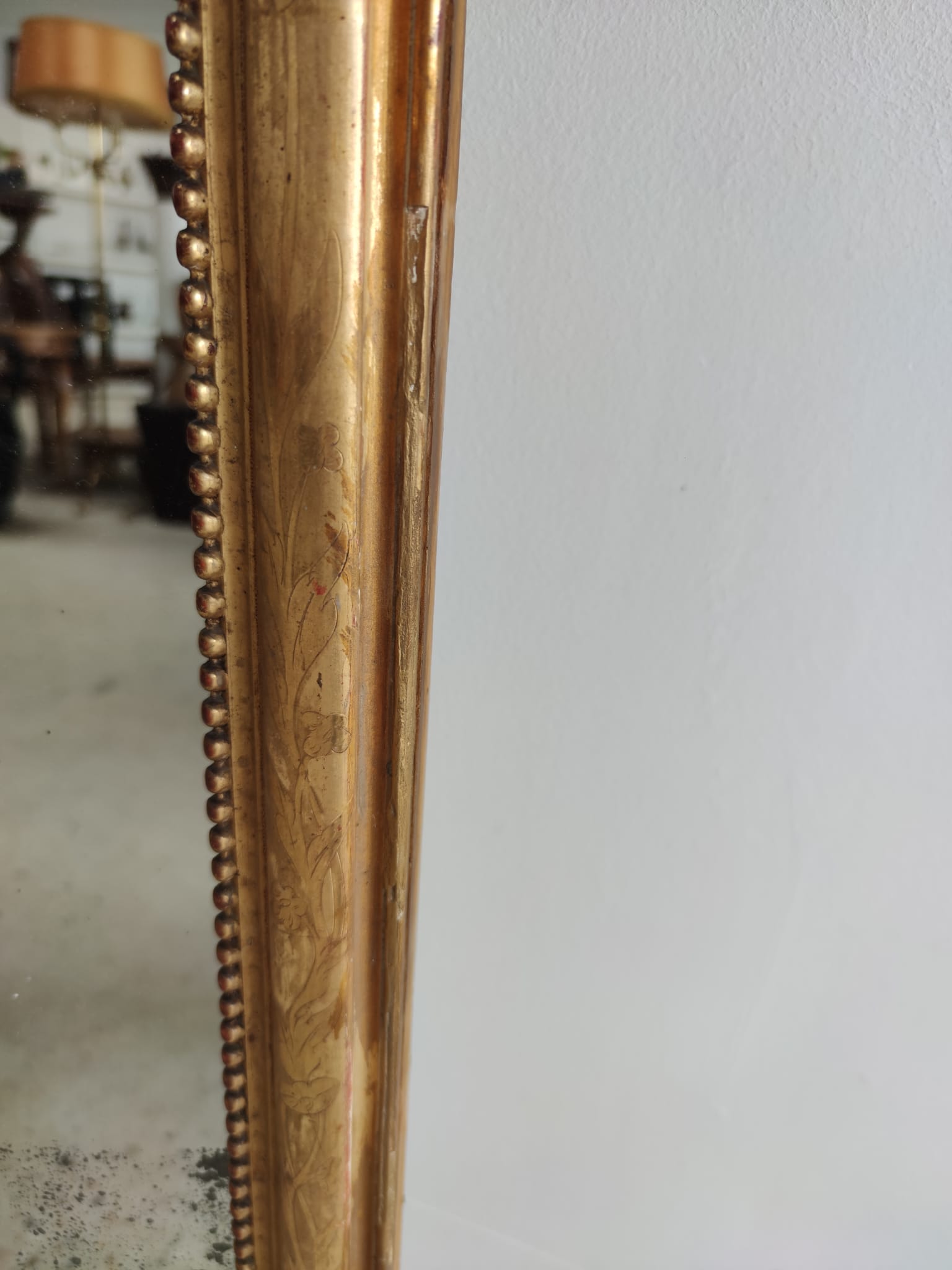 Long wooden mirror and gilded stucco with pearl rays H: 2m45 L: 40cm