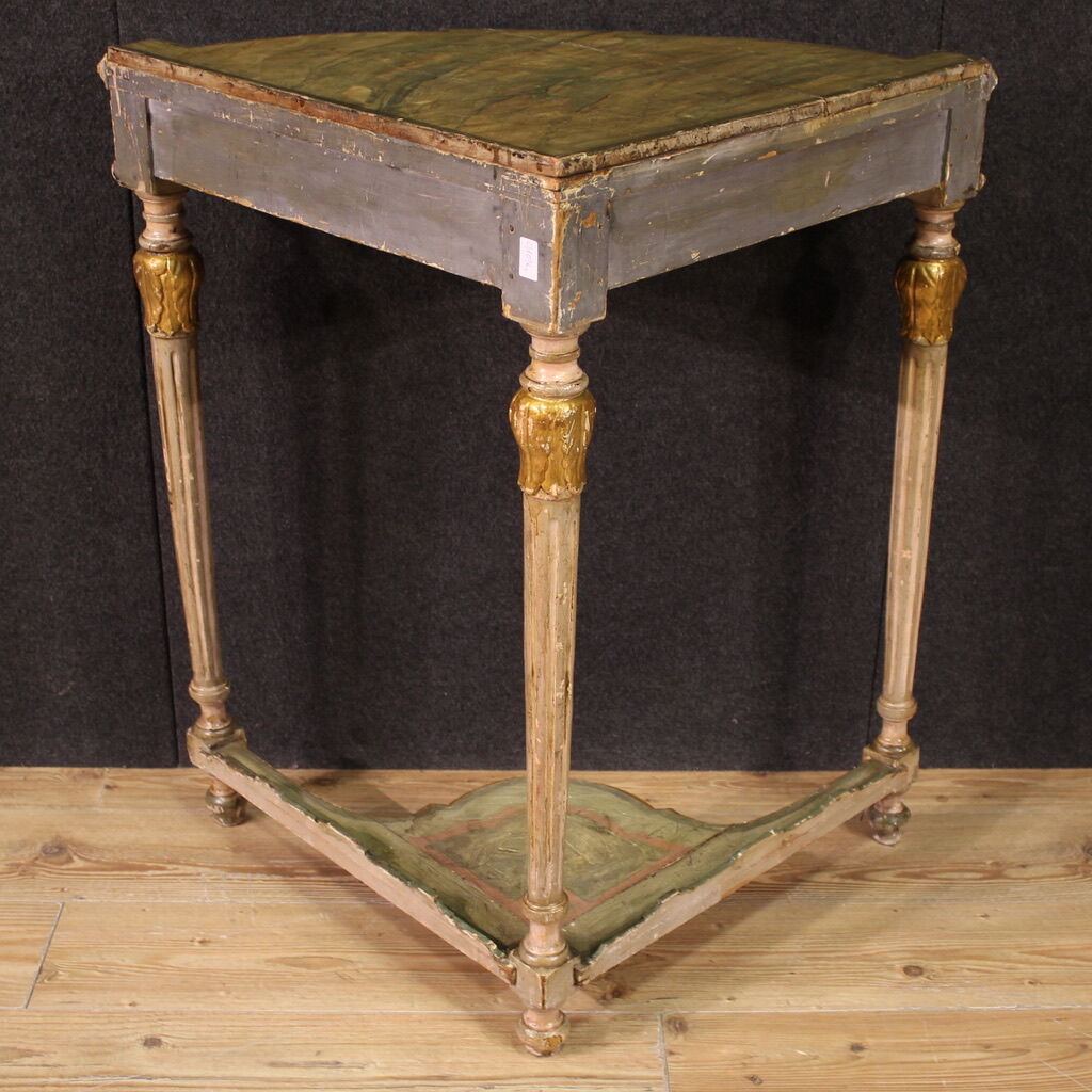 Encoignure italienne laquée du XXe siècle de style Louis XVI