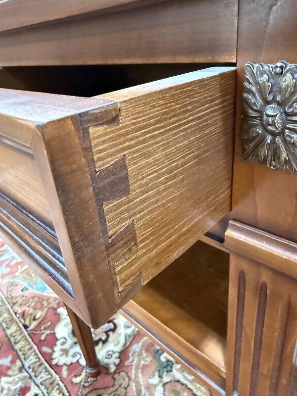 Paire de tables de chevets de style Louis XVI en merisier