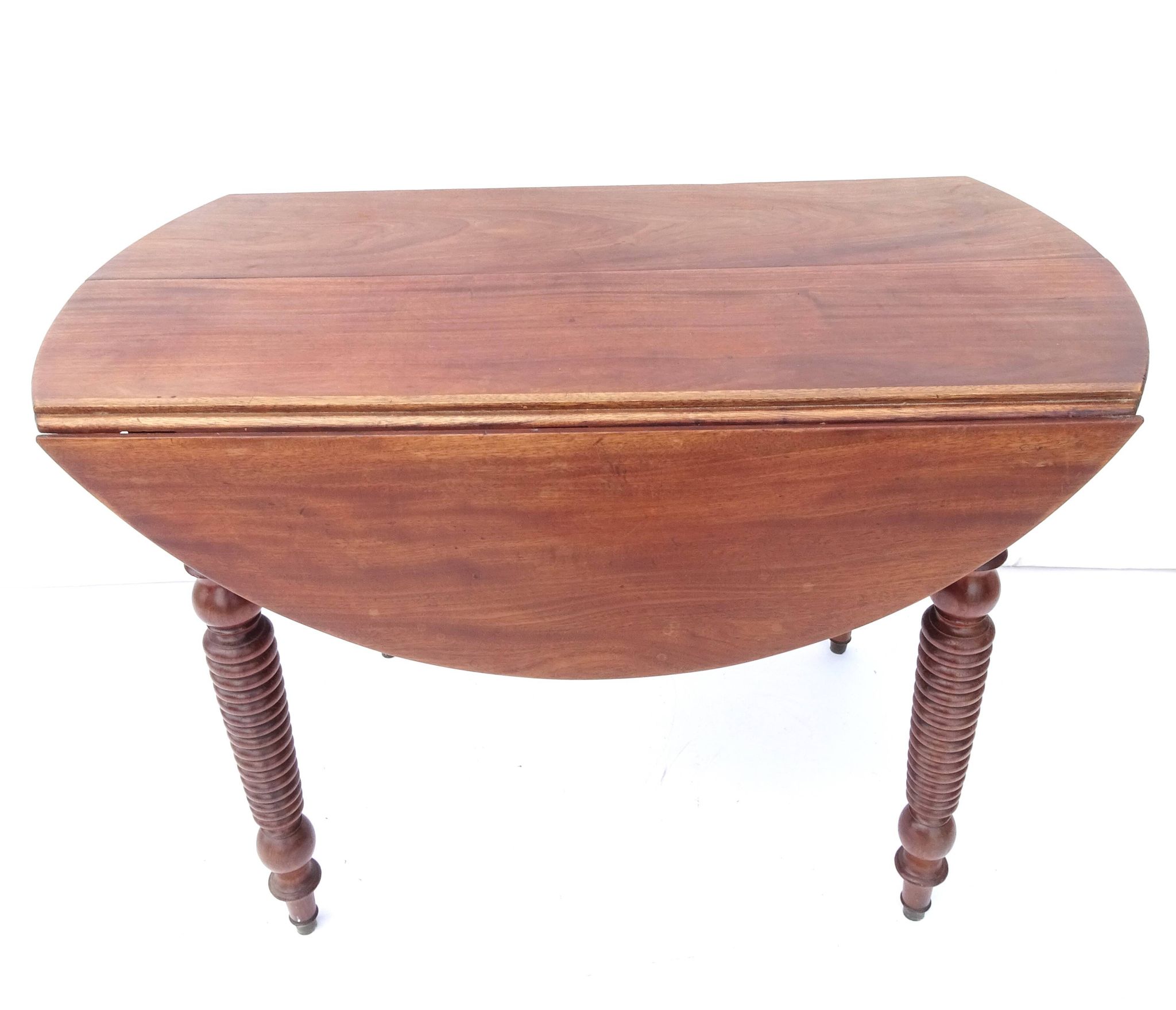 Round flap table