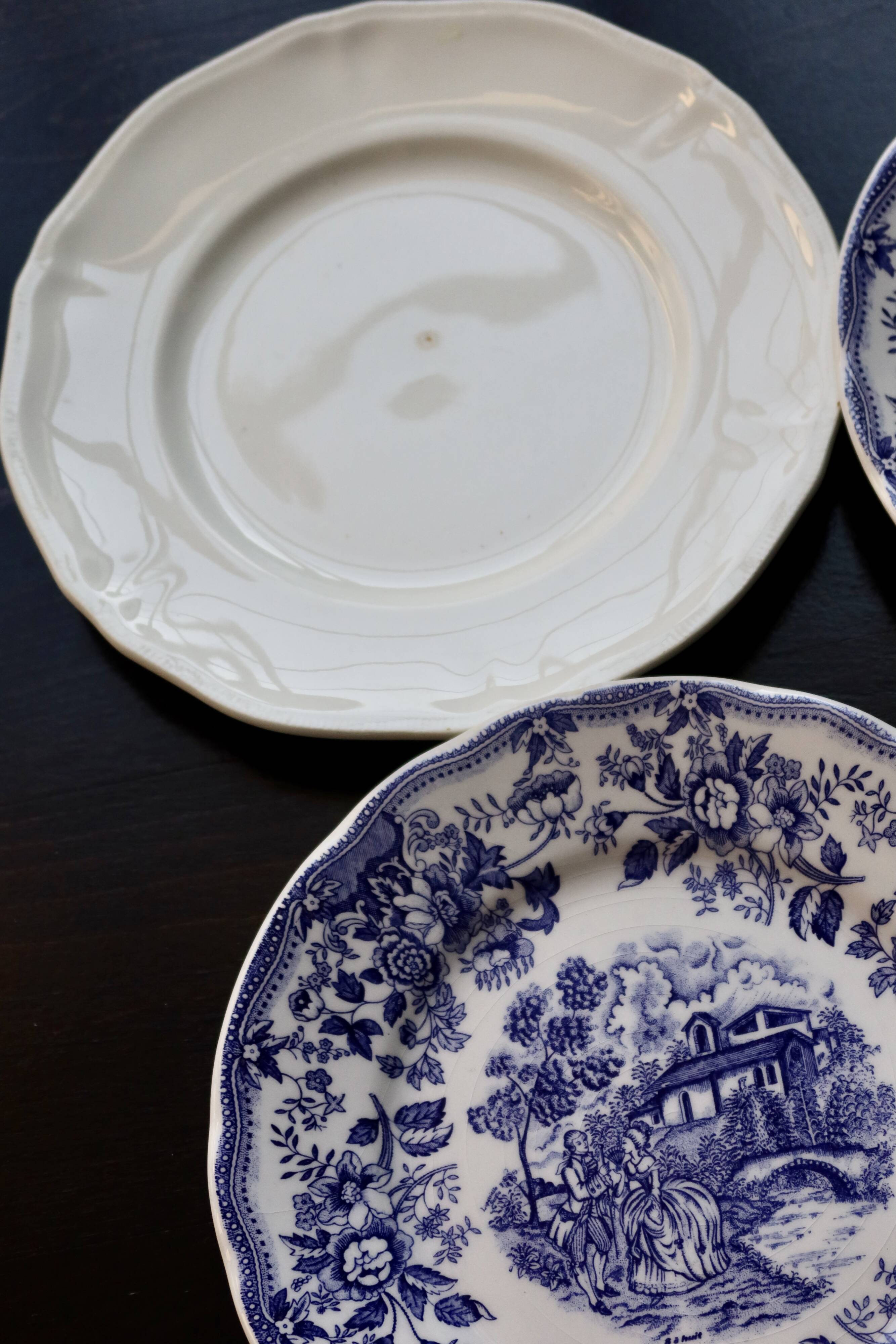 4 mismatched vintage flat plates in blue and white earthenware - Cambrid lot