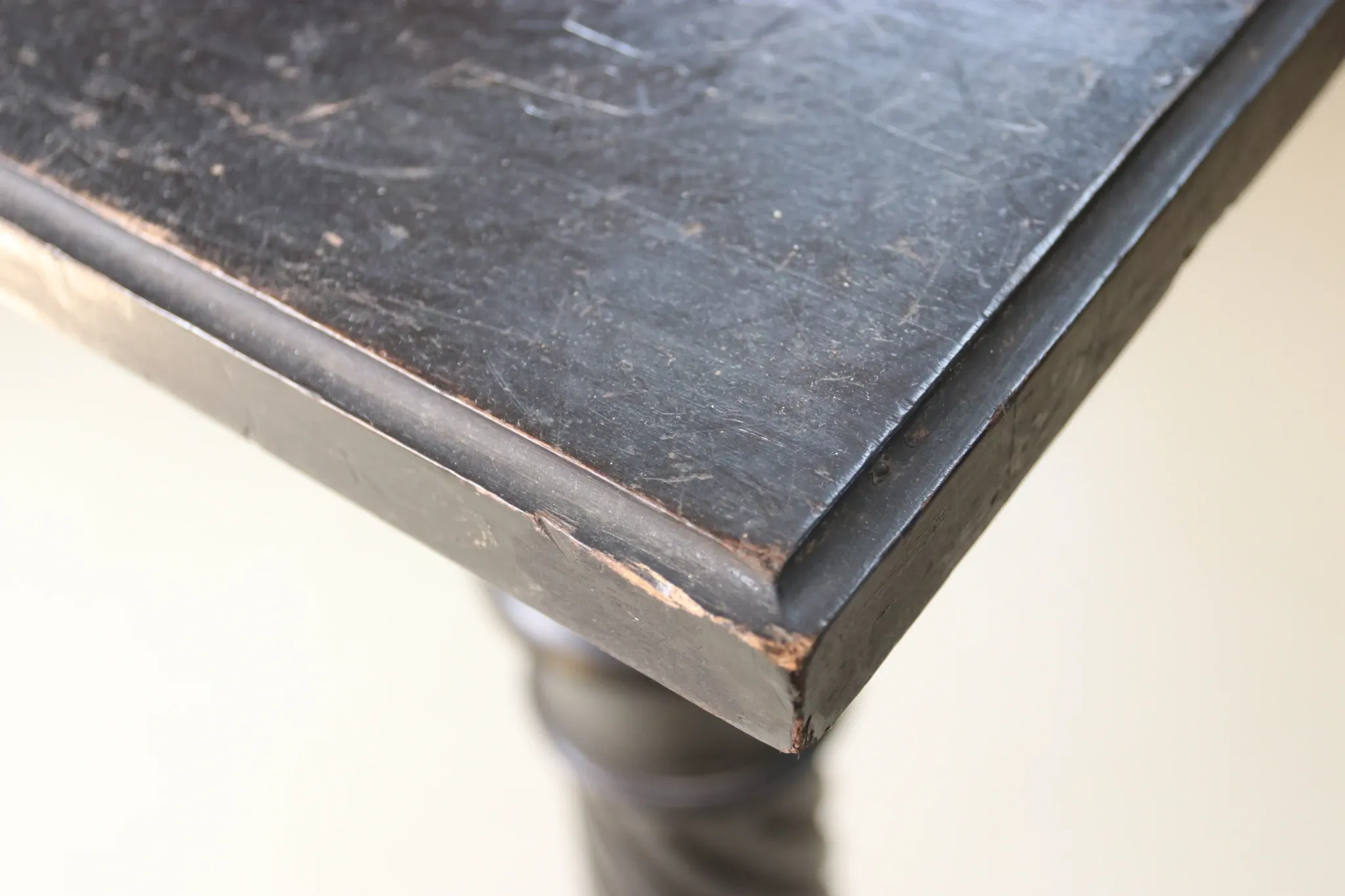Ebonised wooden column with turned spiral shaft – Napoleon III, 19th c.