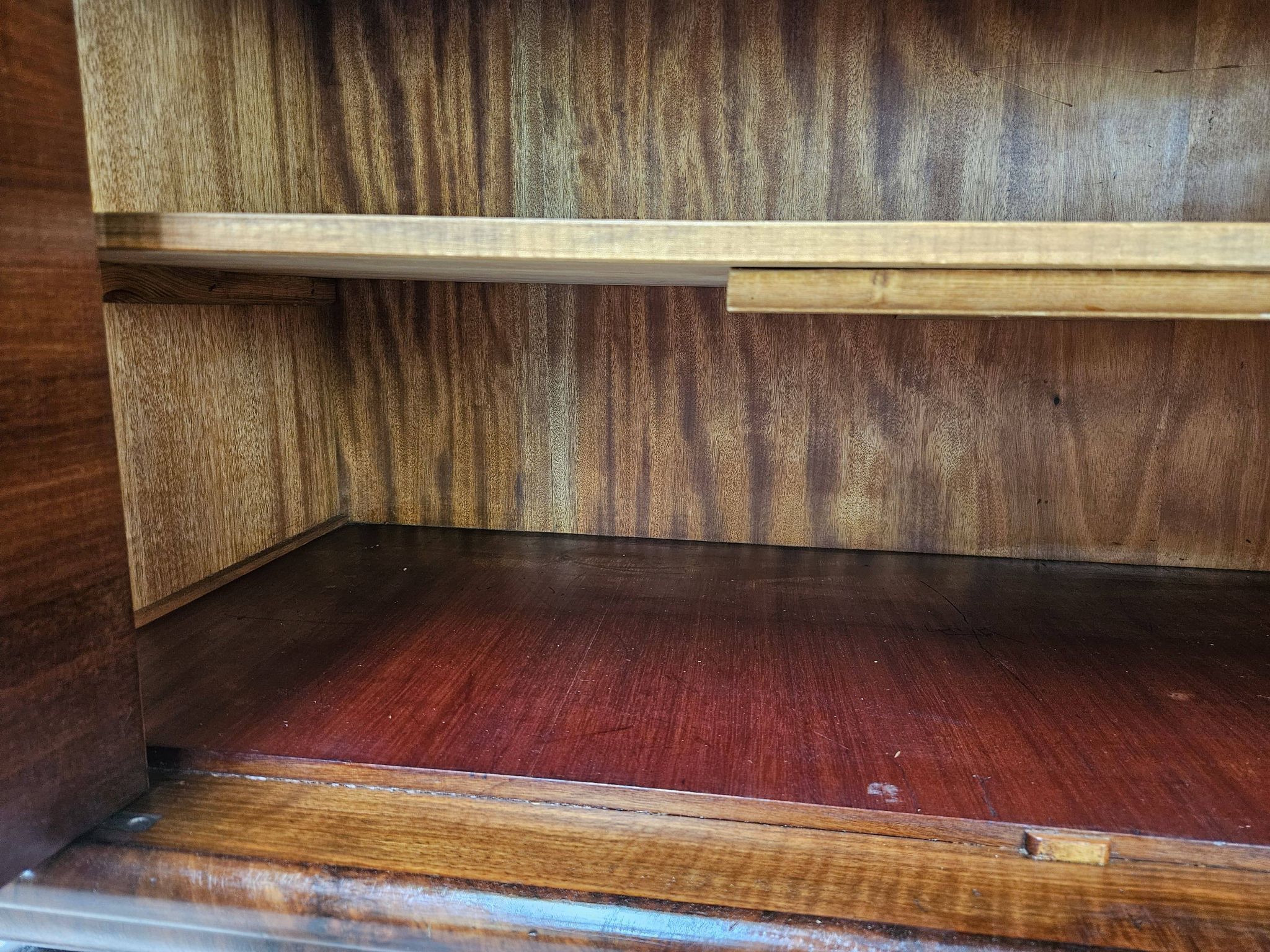 Vitrine Art Déco des années 1930 en noyer et racine de noyer