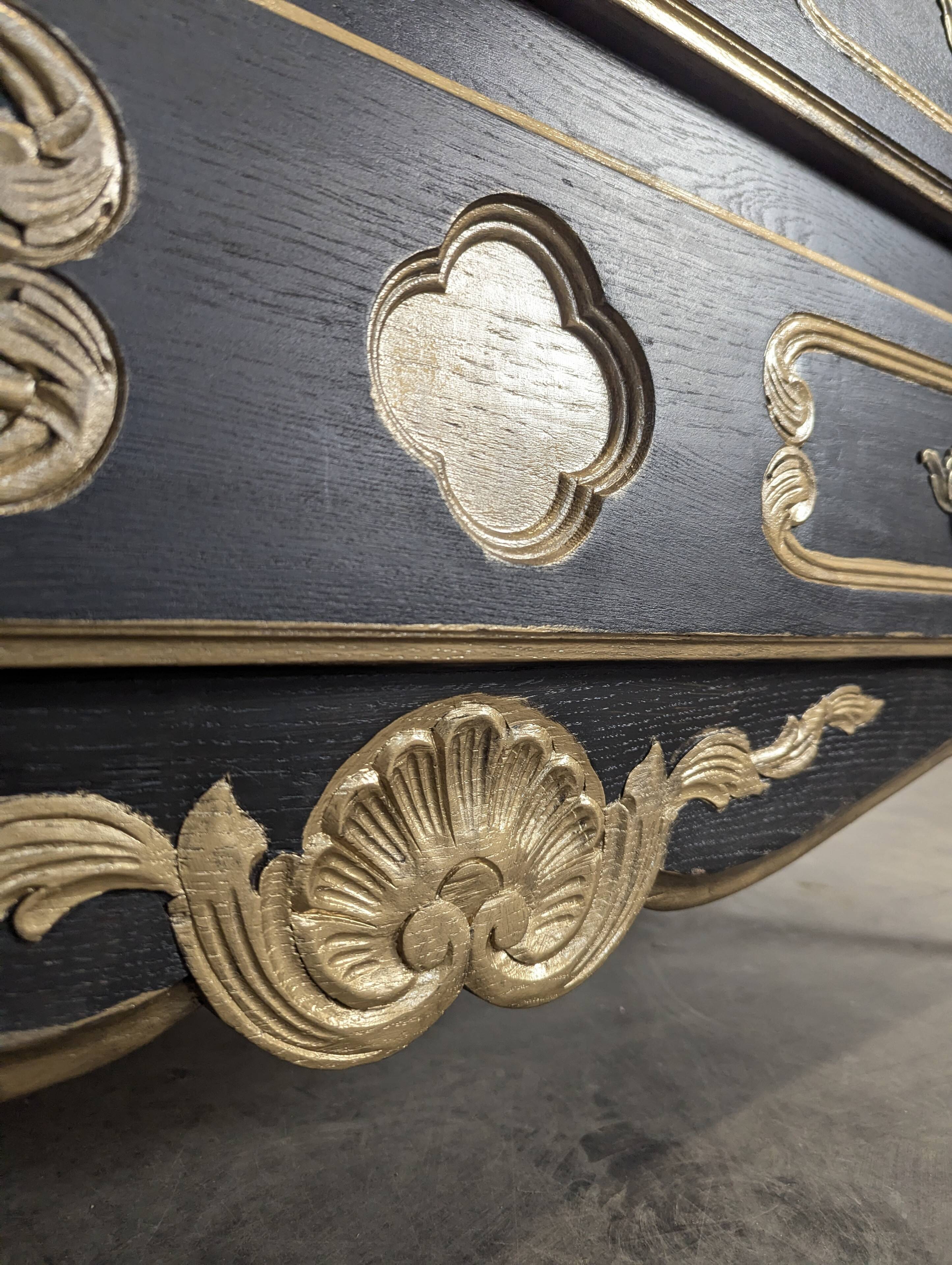 Commode de style Louis XV en chêne laqué noir et rechampi or