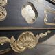 Commode de style Louis XV en chêne laqué noir et rechampi or