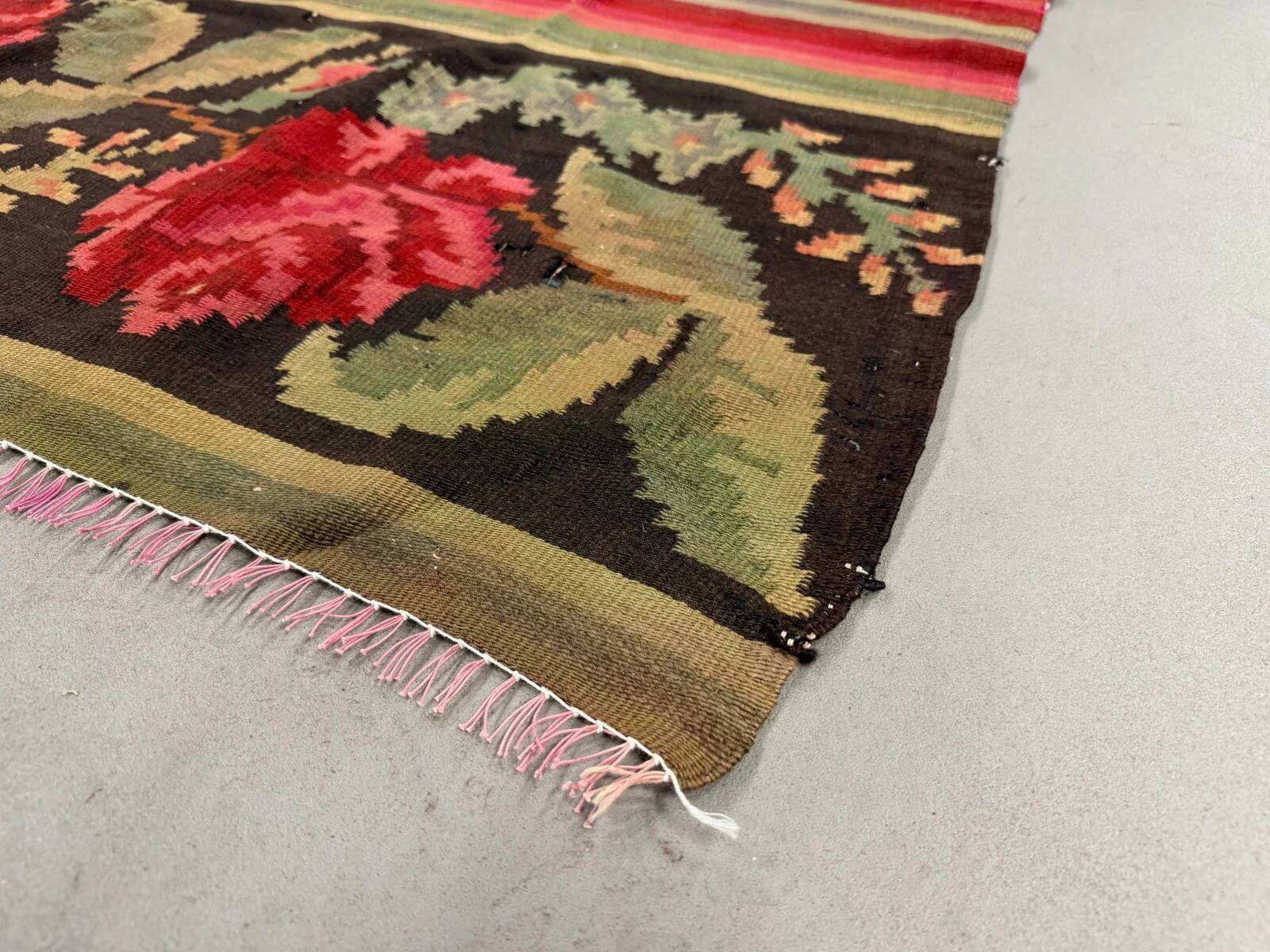 Moldovan square kilim rug 146x130 cm vintage kelim wool rug medium 2520