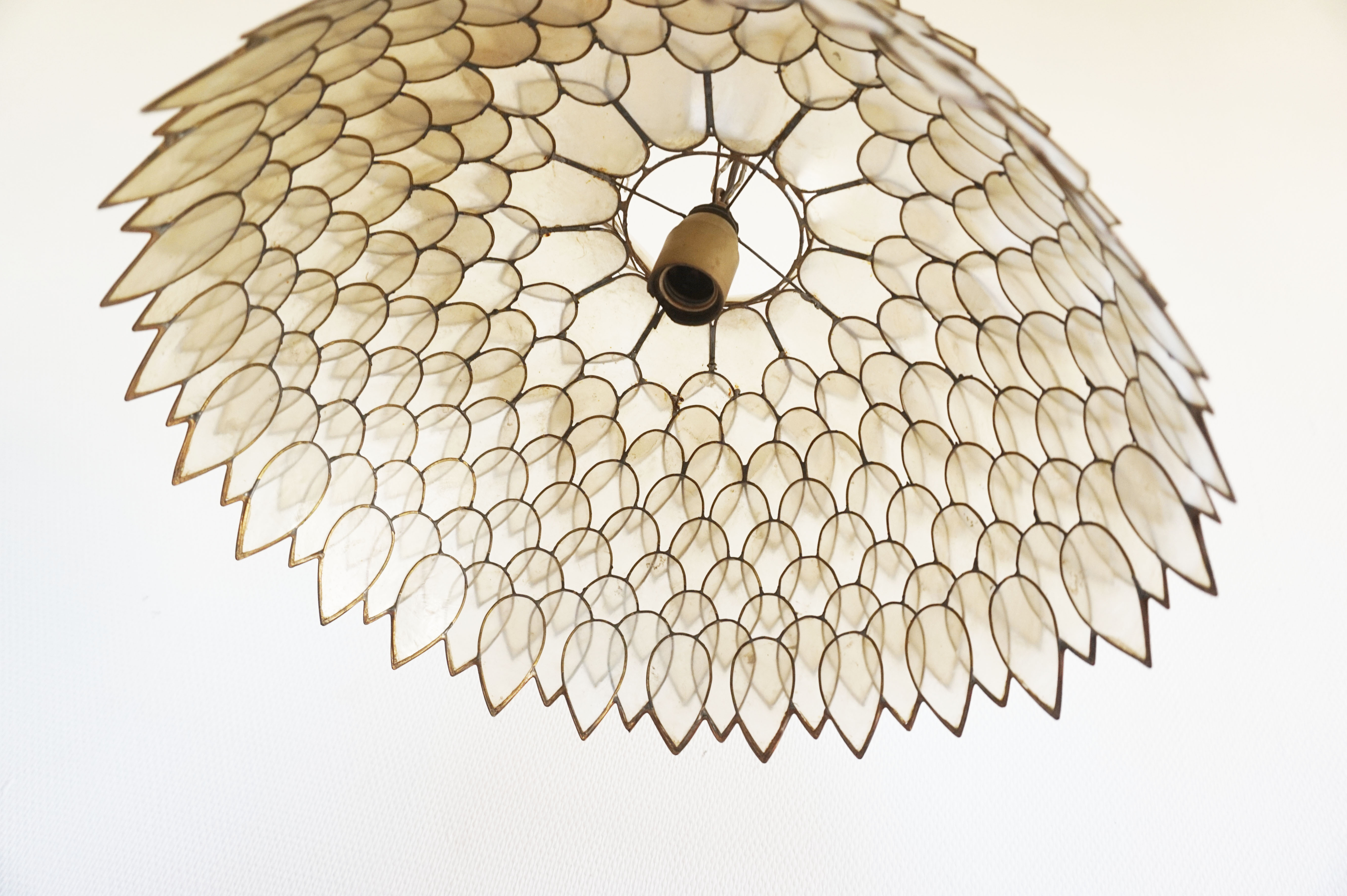 Petal hanging of mother-of-Pearl and brass