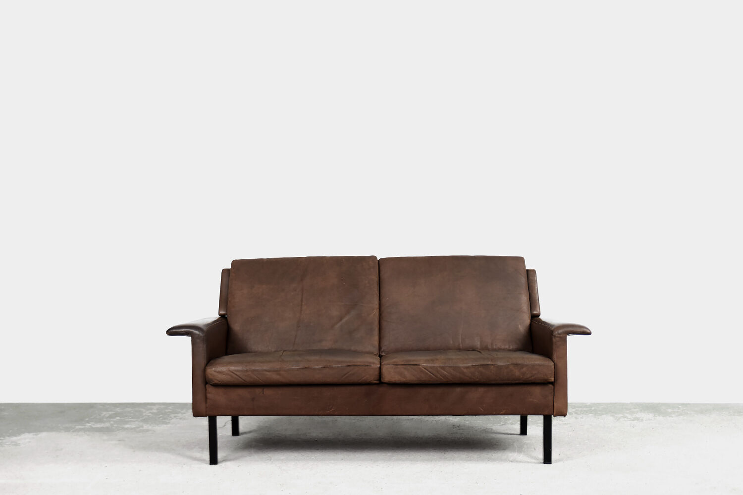 Vintage modern two-seater canapé in brown leather 3330 by Arne Vodder for Fritz Hansen.