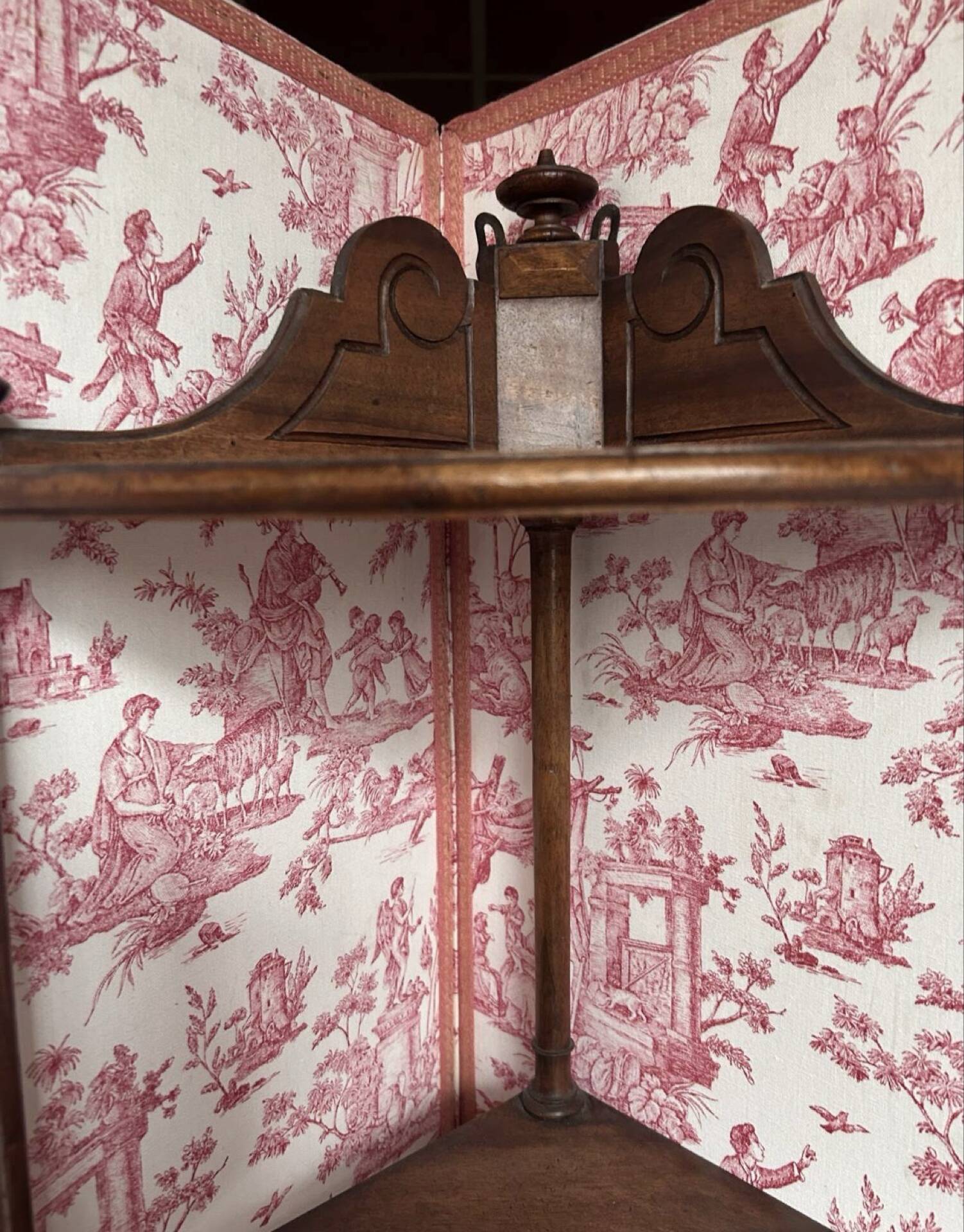 Small 19th-century corner shelf in walnut – beautiful cabinetmaking work.