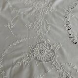 Round embroidered tablecloth with 6 napkins.