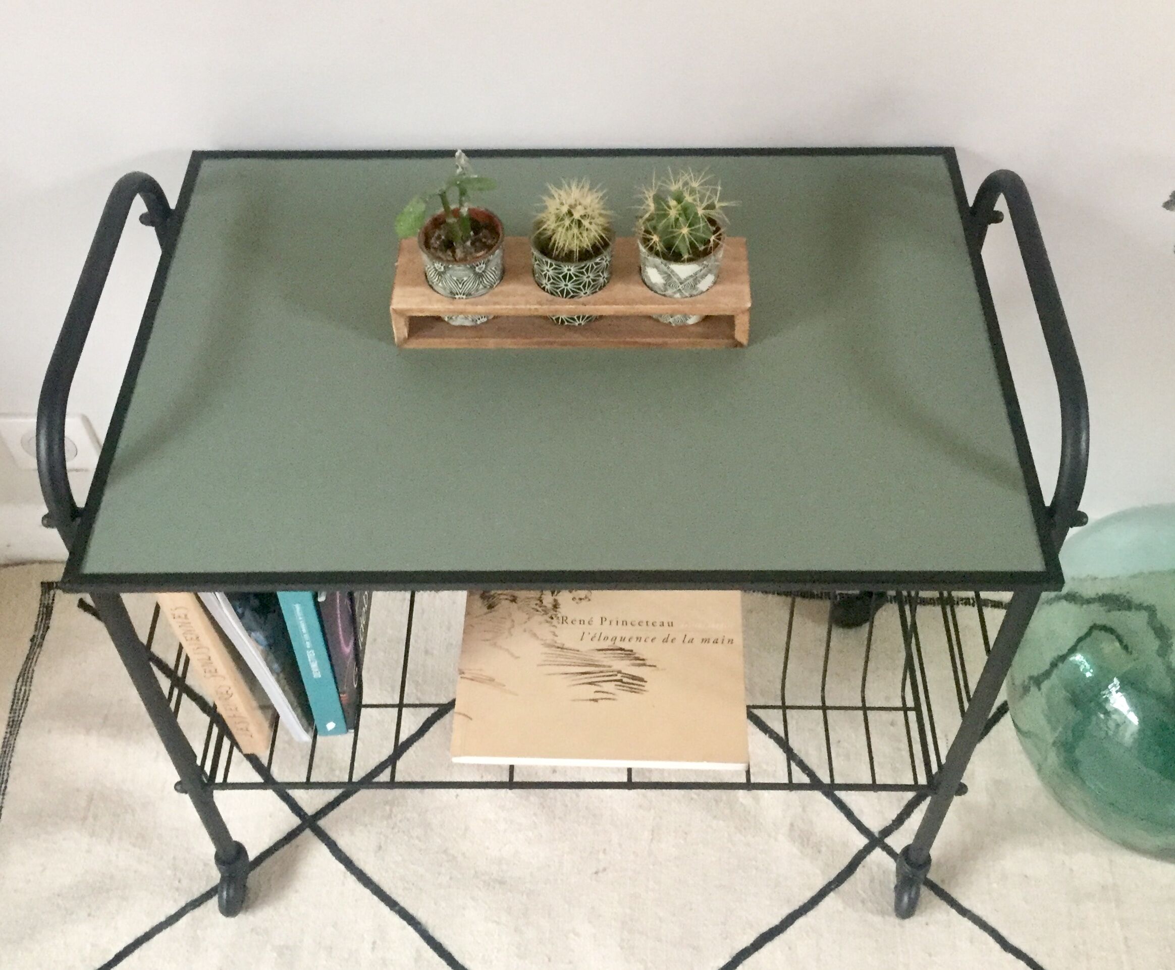 Vinyl holder table