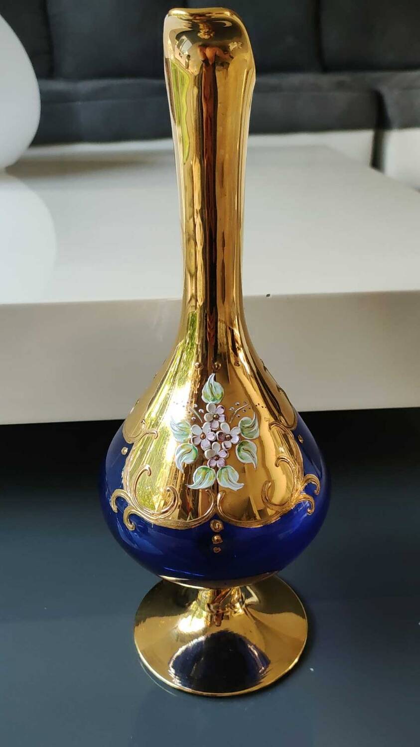 Vase forme Carafe, Tre Fuochi, en verre d Art soufflé/Murano. Avec motifs floraux émaillés en relief. Haut 30 cm