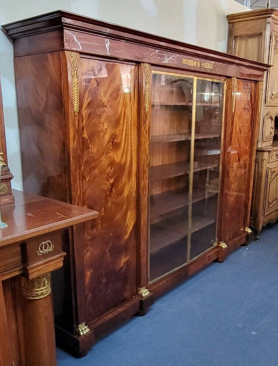 Bibliothèque en acajou flammé style Empire vers 1900