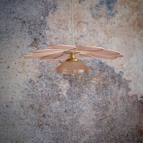 Suspension Fleur en Rotin et Lin Rose et globe vintage en translucide rose