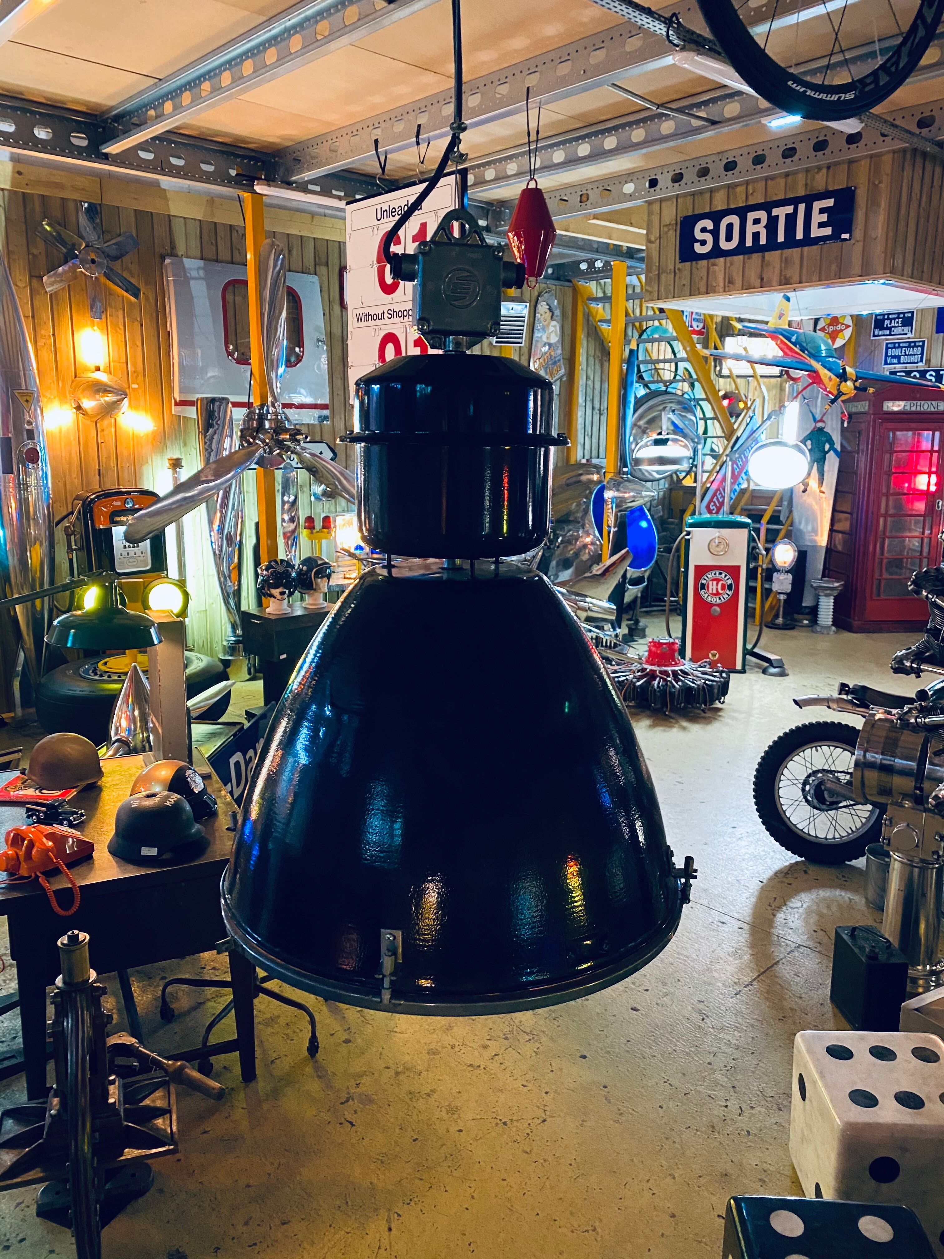 Suspension industrielle en émail