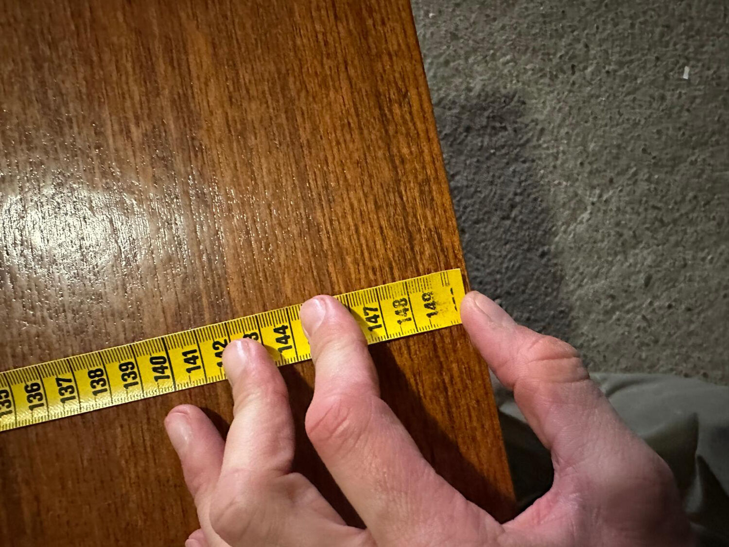 Scandinavian extendable dining table in teak veneer.