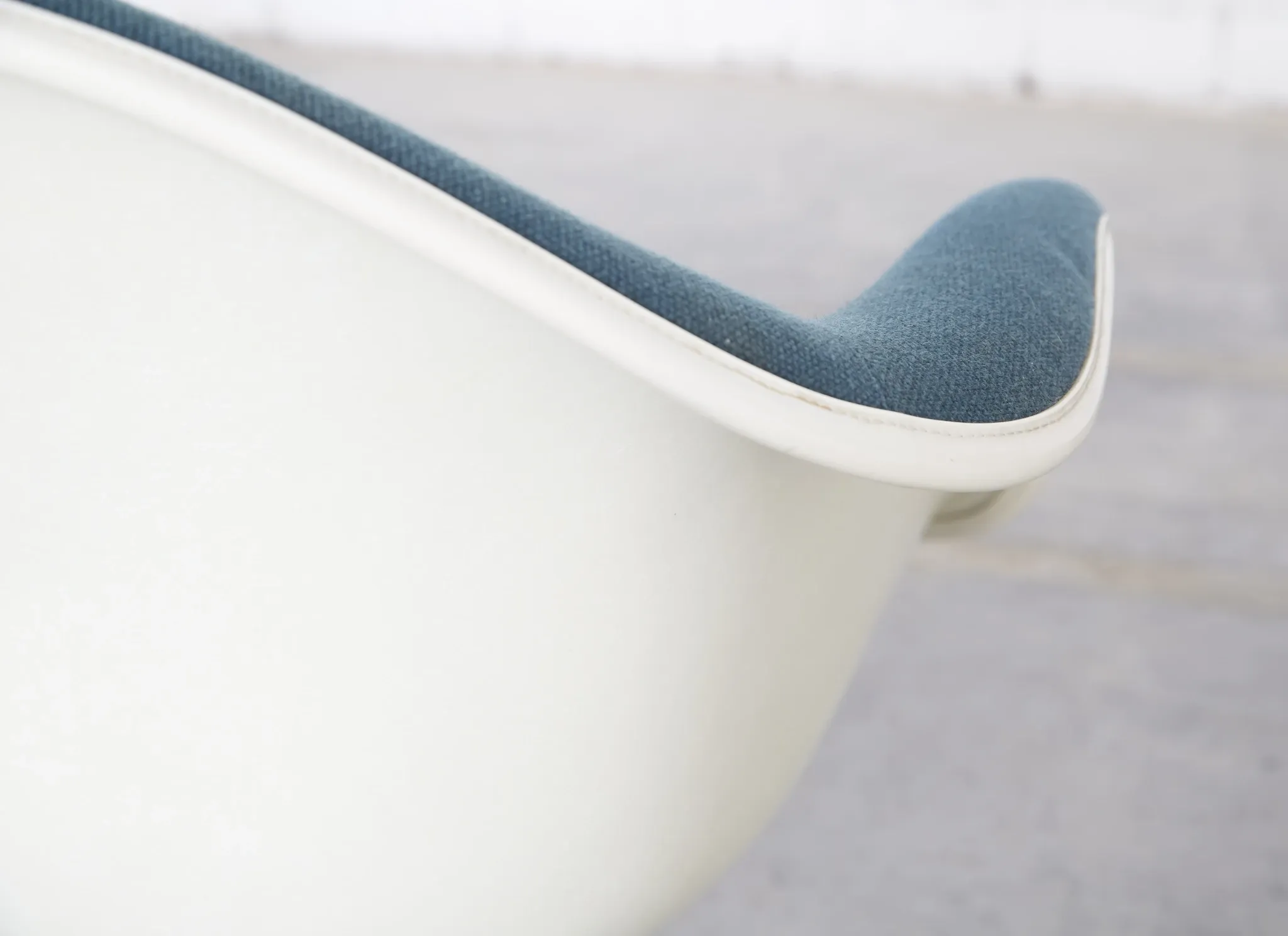 Pair dal la fonda fiberglas chair by charles & ray eames for vitra
